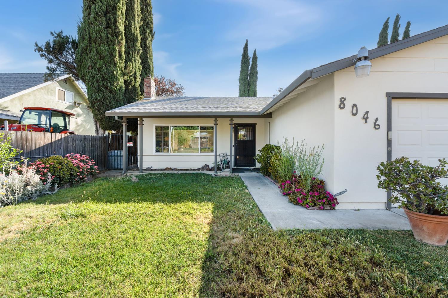 Detail Gallery Image 3 of 25 For 8046 Center Pkwy, Sacramento,  CA 95823 - 3 Beds | 2 Baths
