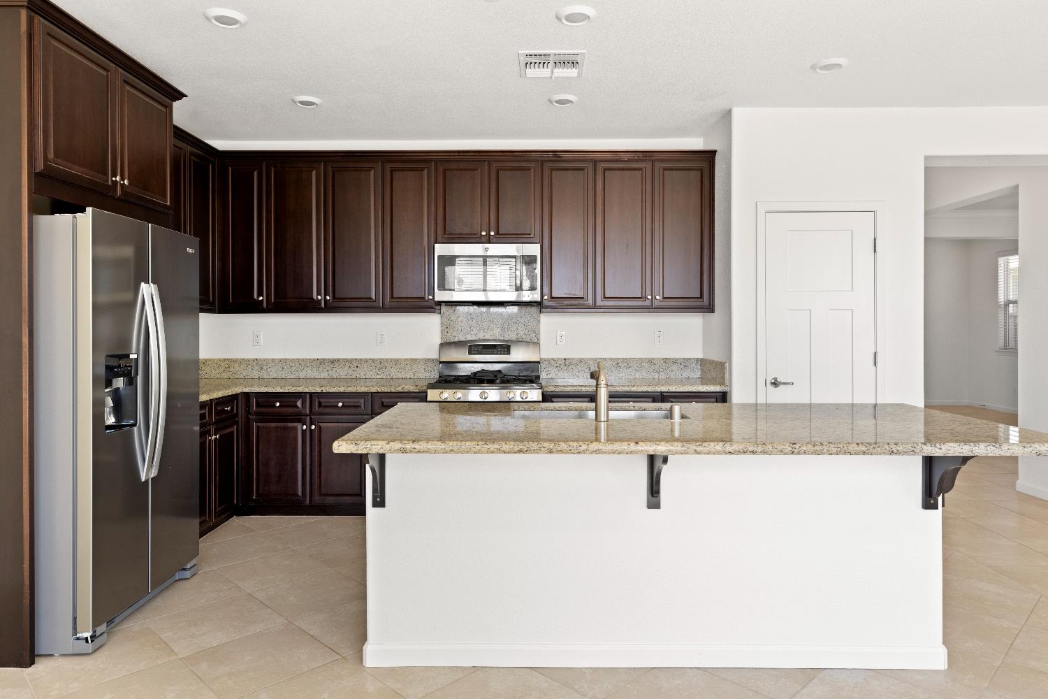 Detail Gallery Image 12 of 42 For 7450 Hanfield Dr, Sacramento,  CA 95829 - 4 Beds | 3/1 Baths