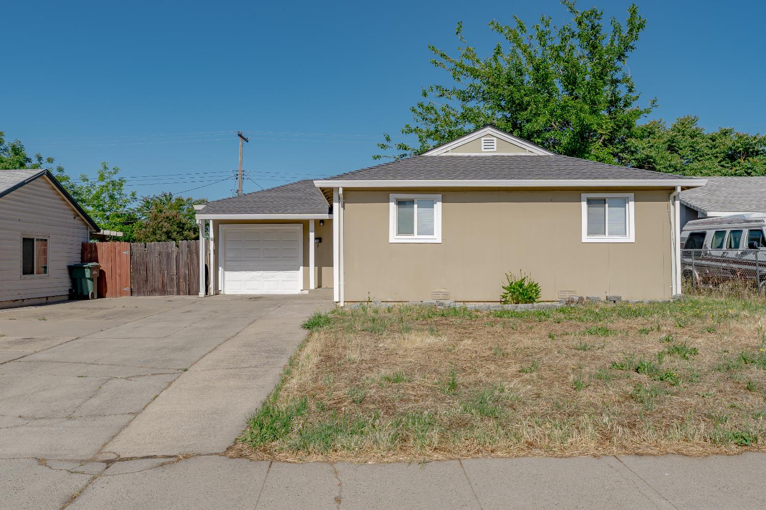 Detail Gallery Image 1 of 23 For 5741 San Vincente Way, North Highlands,  CA 95660 - 3 Beds | 1 Baths