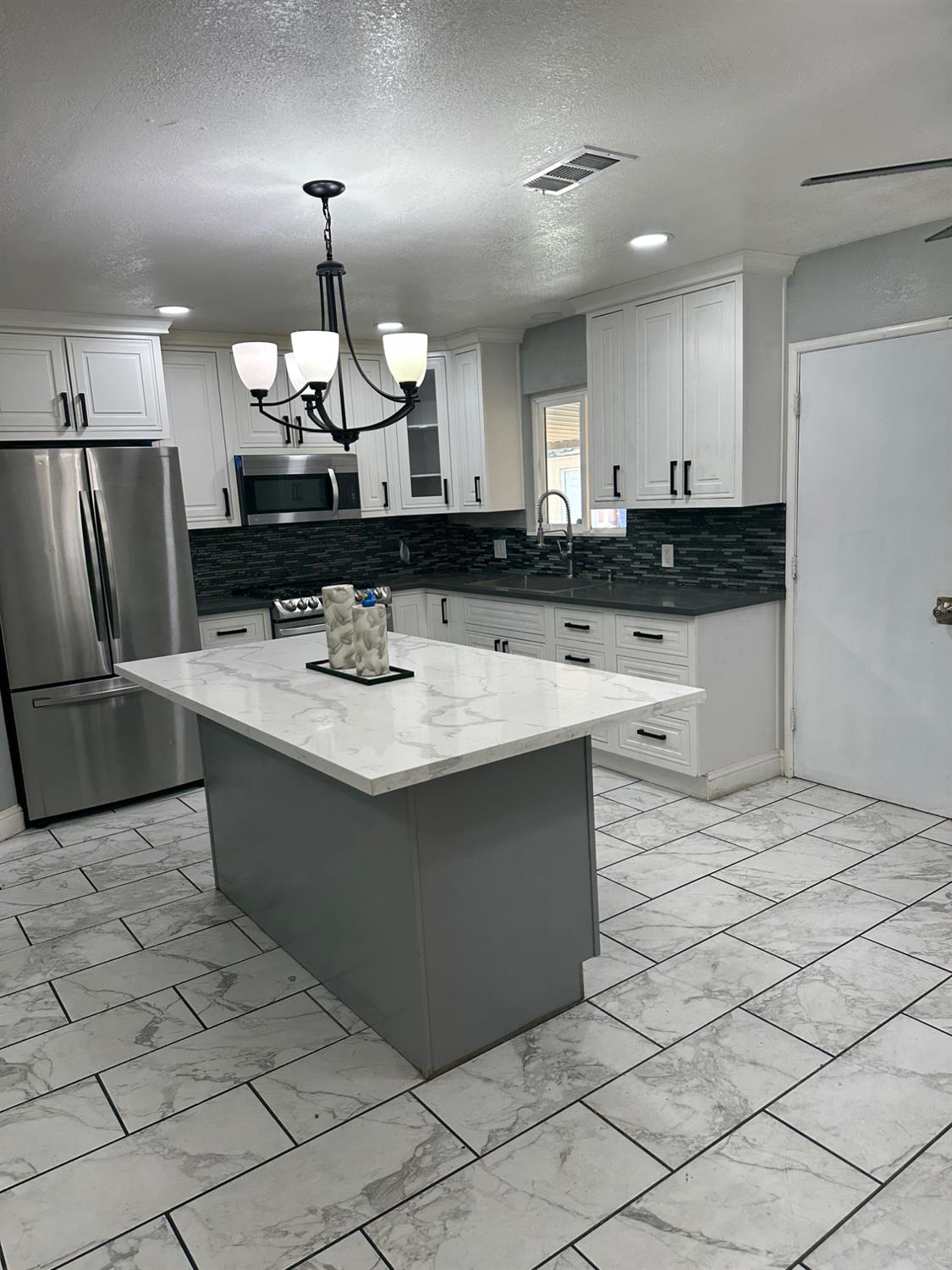 Detail Gallery Image 4 of 13 For 1804 Carver Rd, Modesto,  CA 95350 - 3 Beds | 2 Baths
