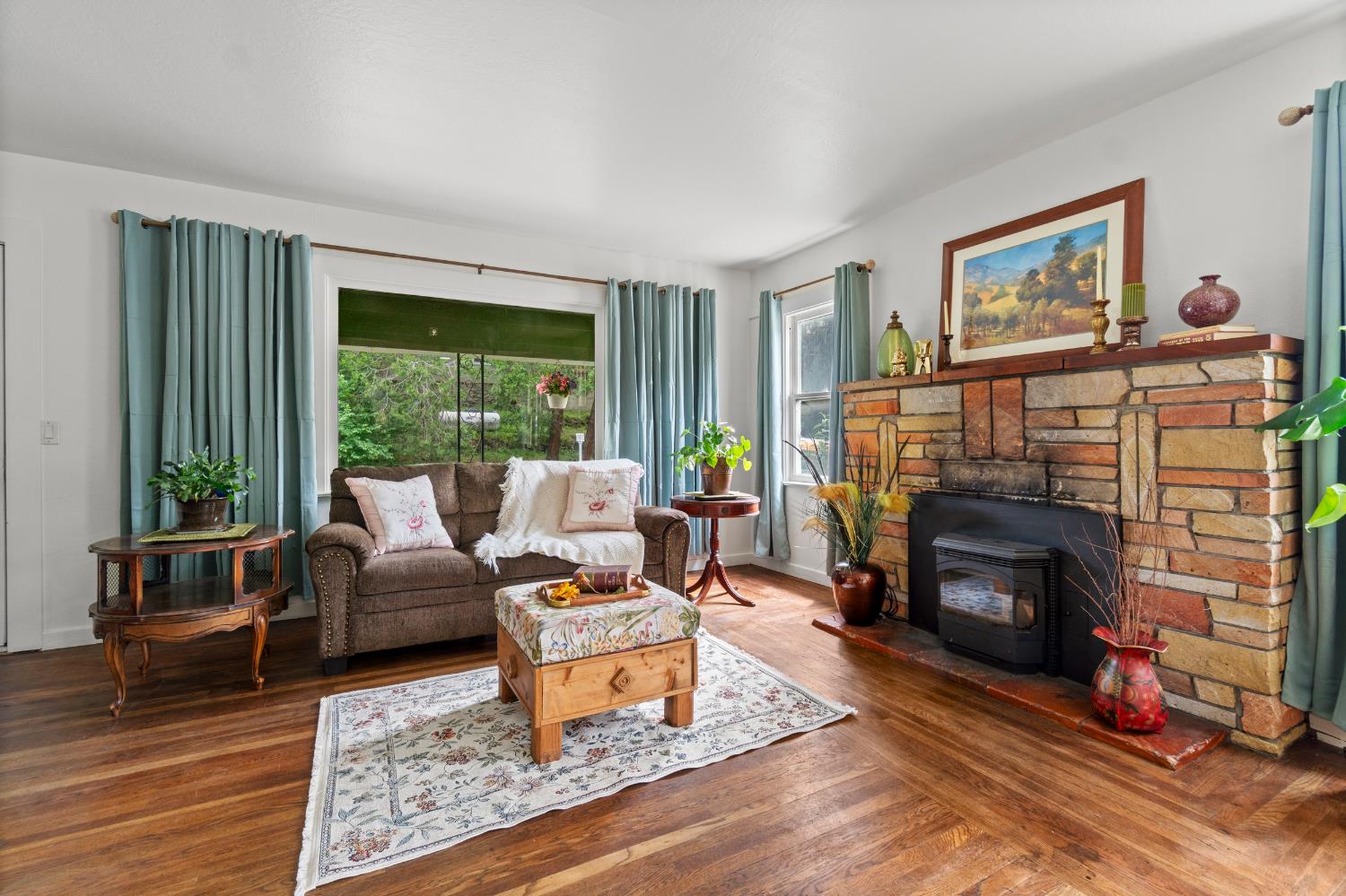 Detail Gallery Image 5 of 37 For 700 Canal St, Placerville,  CA 95667 - 3 Beds | 2 Baths