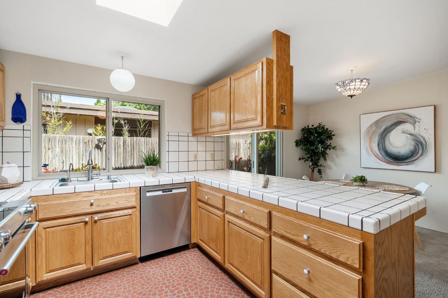 Detail Gallery Image 10 of 30 For 1738 Bannon Creek Dr, Sacramento,  CA 95833 - 3 Beds | 2 Baths