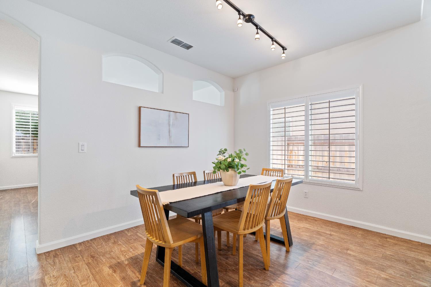 Detail Gallery Image 11 of 52 For 9615 Red Current Way, Elk Grove,  CA 95757 - 4 Beds | 3 Baths