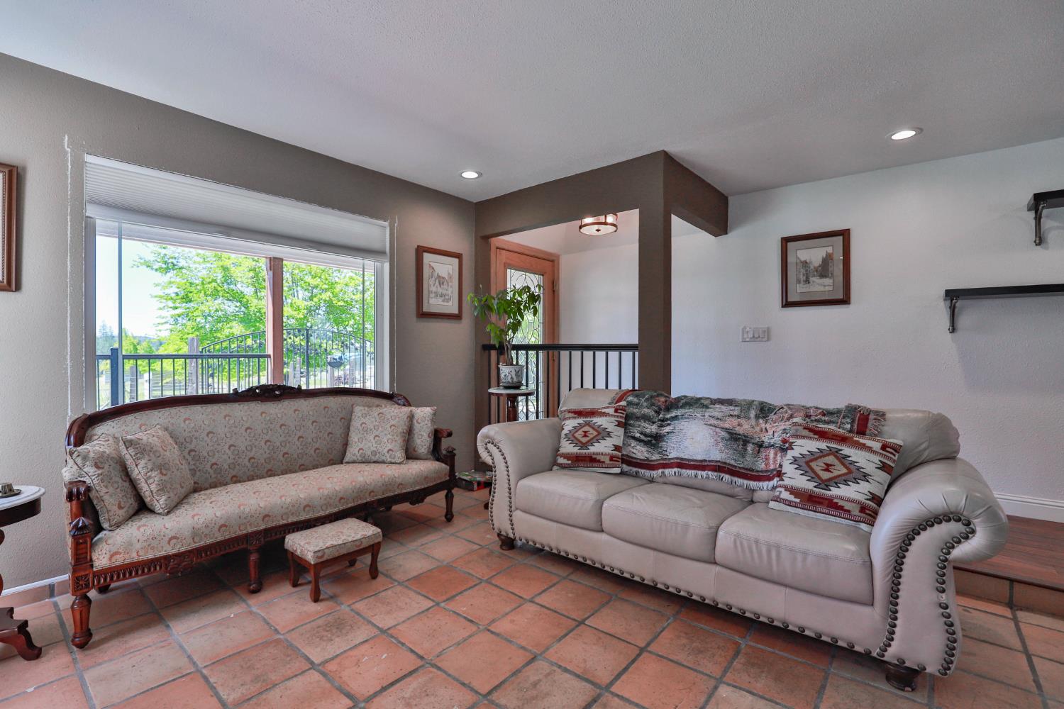 Detail Gallery Image 9 of 96 For 3081 Little Spur, Somerset,  CA 95684 - 3 Beds | 2 Baths
