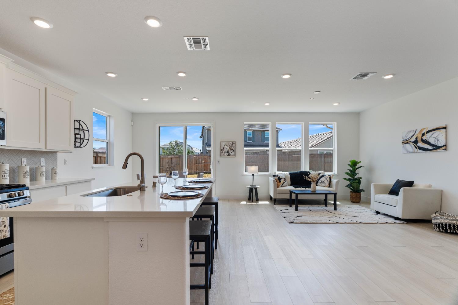 Detail Gallery Image 5 of 46 For 8358 Akino Ct, Elk Grove,  CA 95757 - 4 Beds | 3/1 Baths