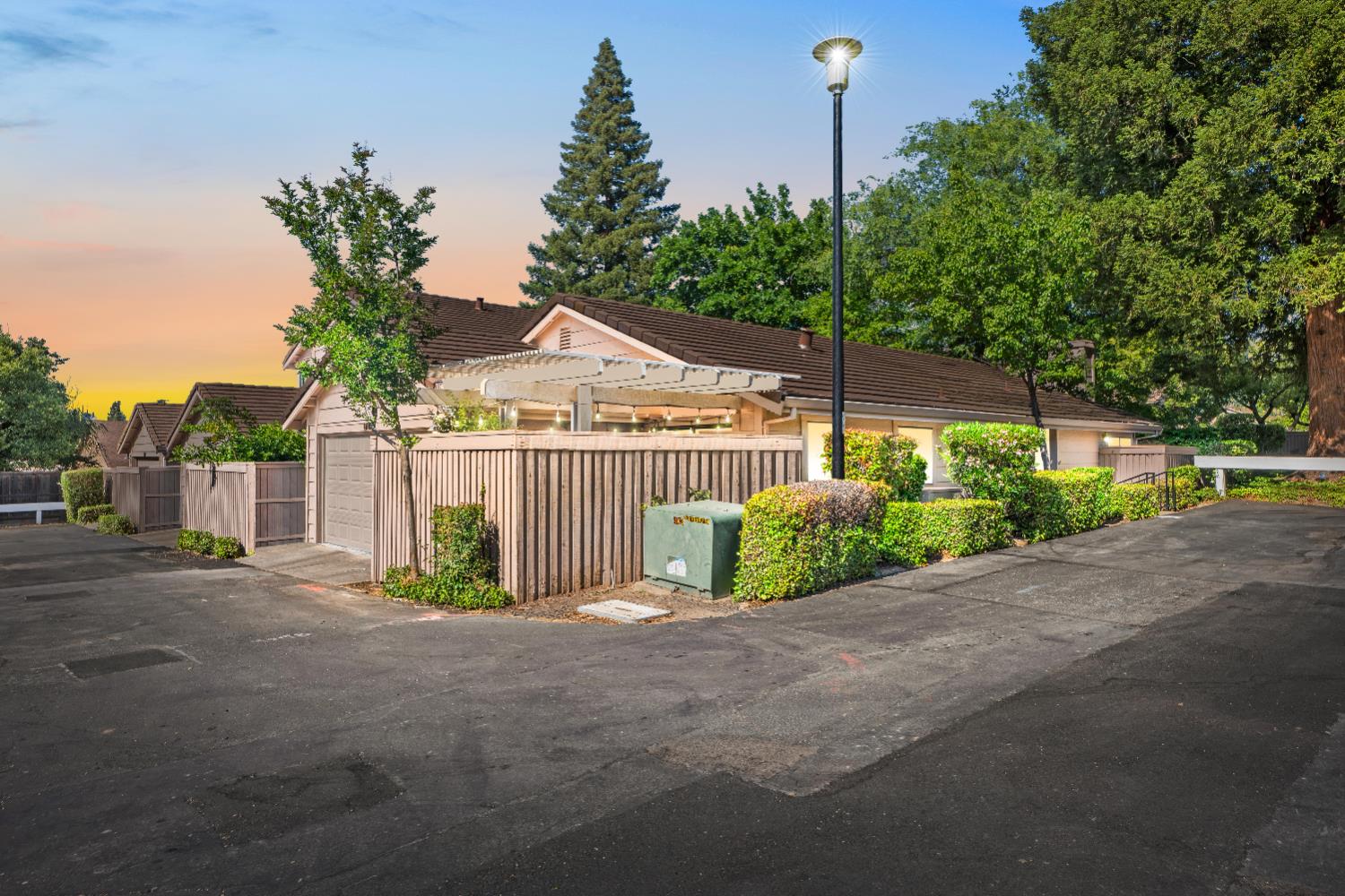 Detail Gallery Image 1 of 53 For 8193 Rose Vine Ln, Fair Oaks,  CA 95628 - 2 Beds | 2 Baths