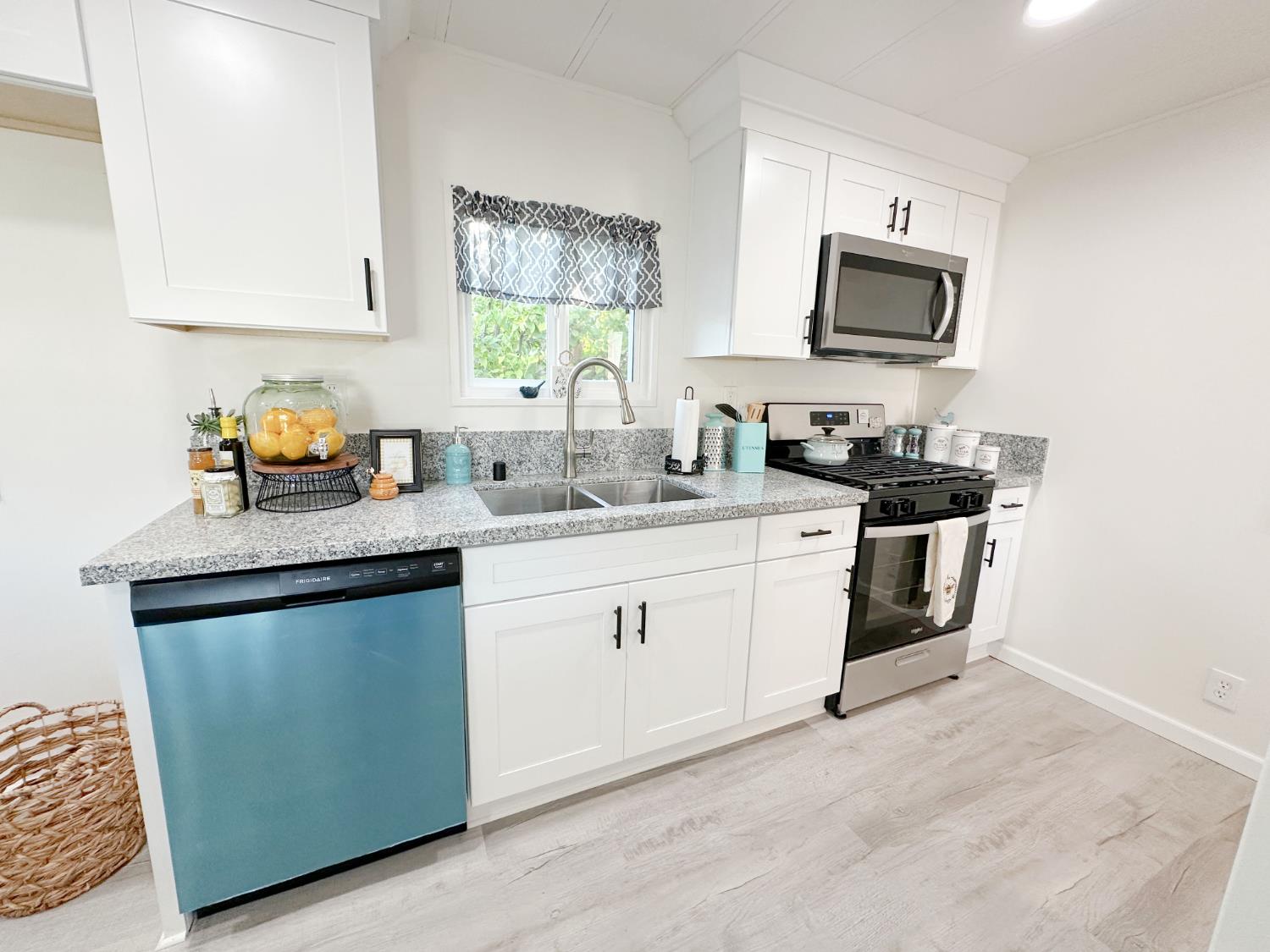 Detail Gallery Image 3 of 14 For 6311 Convention Ln 100, Sacramento,  CA 95828 - 2 Beds | 2 Baths