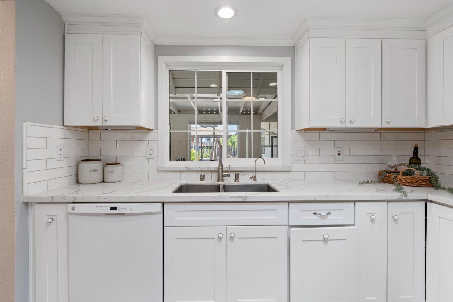 Detail Gallery Image 8 of 26 For 1406 Santa Fe Cir, Roseville,  CA 95678 - 4 Beds | 2 Baths