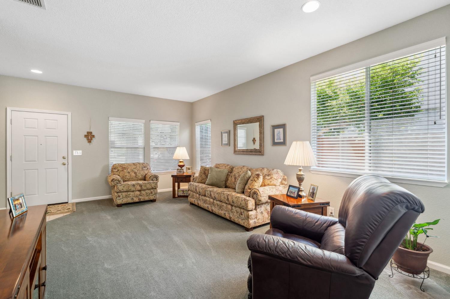 Detail Gallery Image 5 of 26 For 60 Groth Cir, Sacramento,  CA 95834 - 3 Beds | 2 Baths