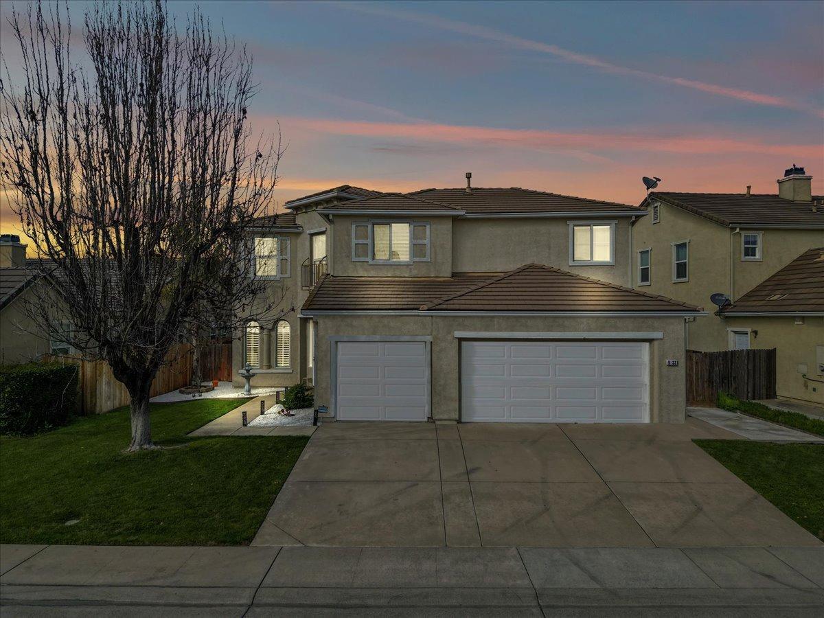 Detail Gallery Image 3 of 37 For 9733 Everbloom Way, Sacramento,  CA 95829 - 5 Beds | 2/1 Baths