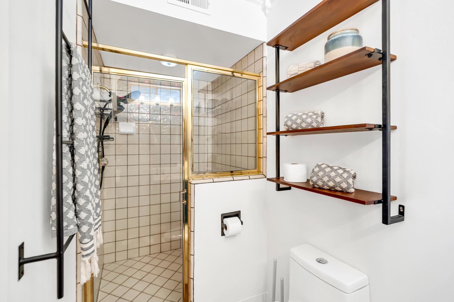 Detail Gallery Image 38 of 48 For 90 Parklite Cir, Sacramento,  CA 95831 - 4 Beds | 2/1 Baths