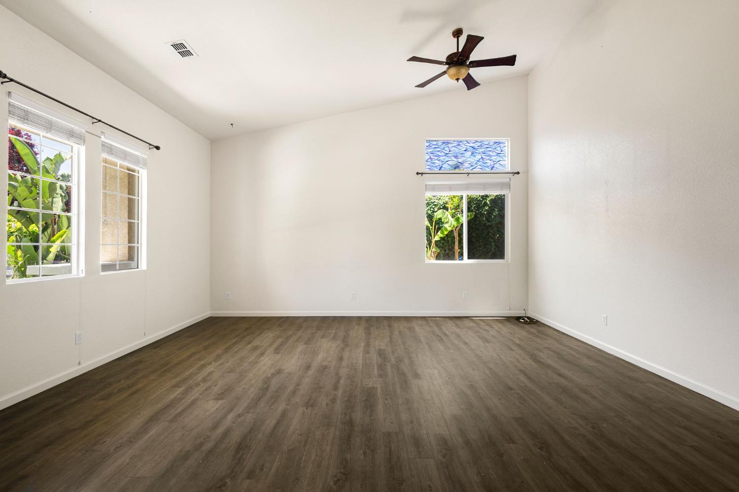 Detail Gallery Image 14 of 51 For 1637 Dreamy Way, Sacramento,  CA 95835 - 3 Beds | 3 Baths