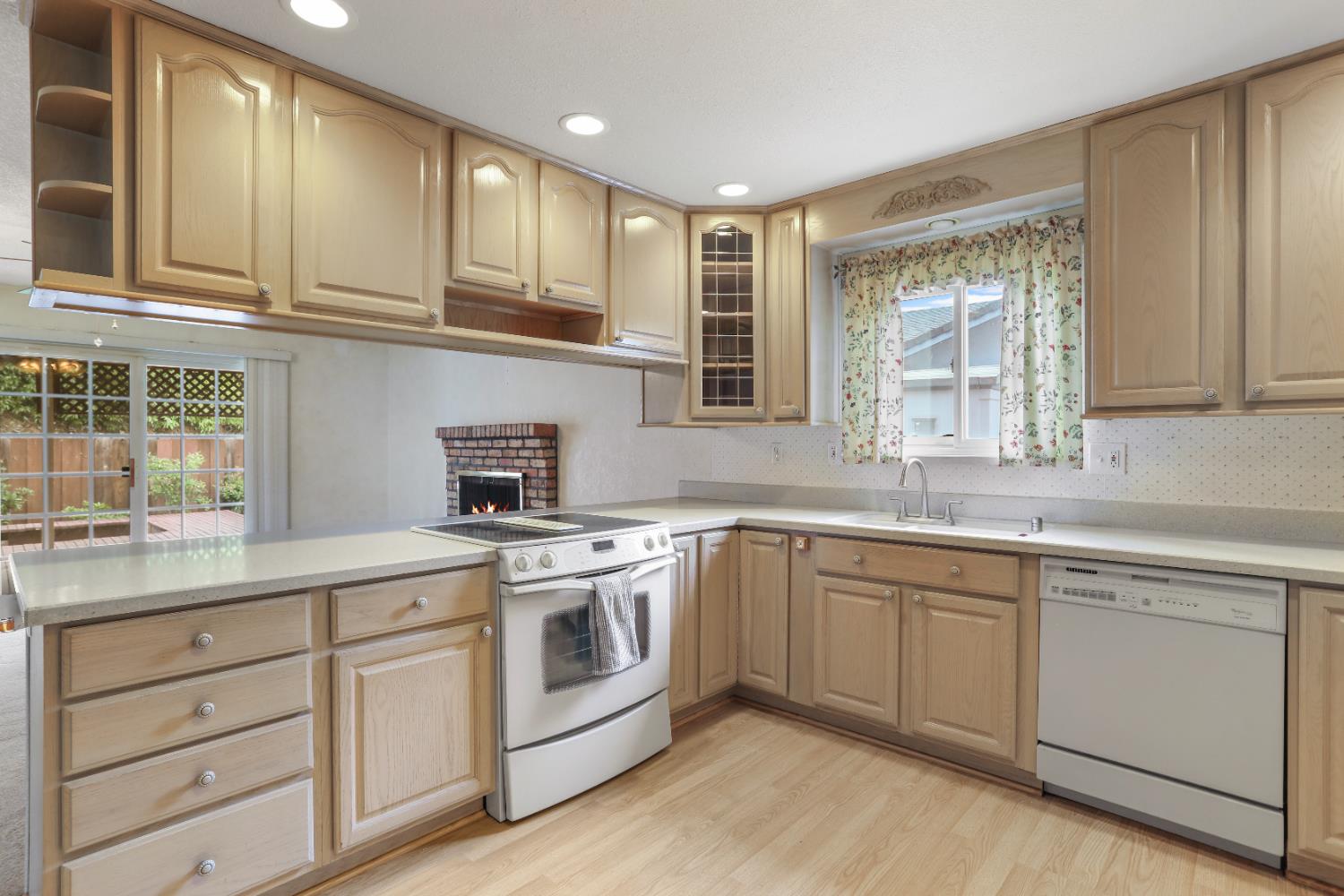 Detail Gallery Image 14 of 38 For 678 Emerald Pl, Manteca,  CA 95336 - 3 Beds | 2 Baths