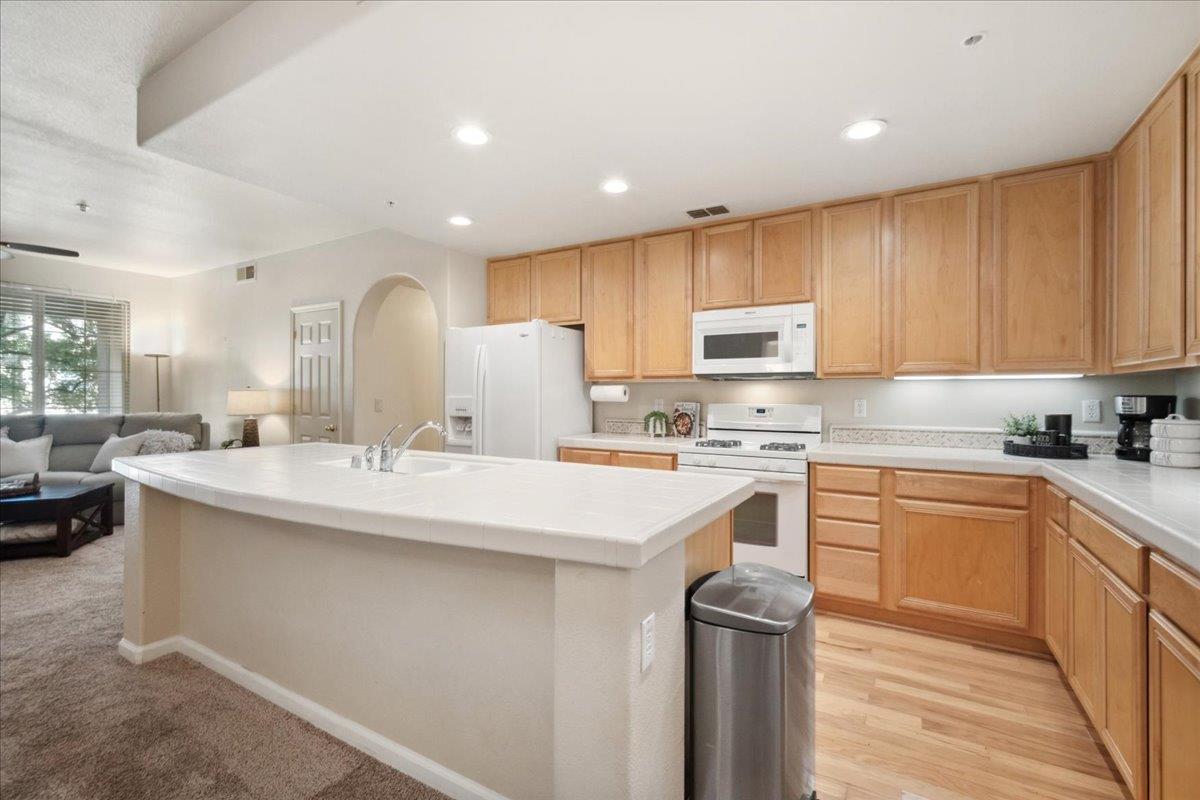 Photo #8: 225062714 Listing: Photo #8