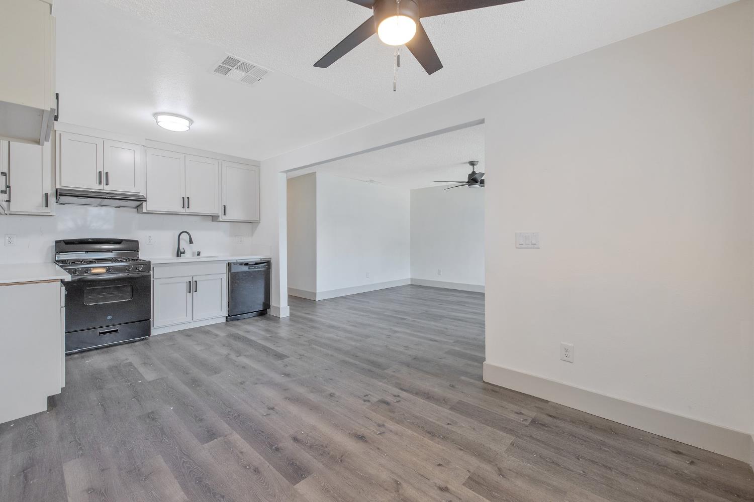 Detail Gallery Image 11 of 32 For 10141 Haven Ln, Hanford,  CA 93230 - 3 Beds | 2 Baths