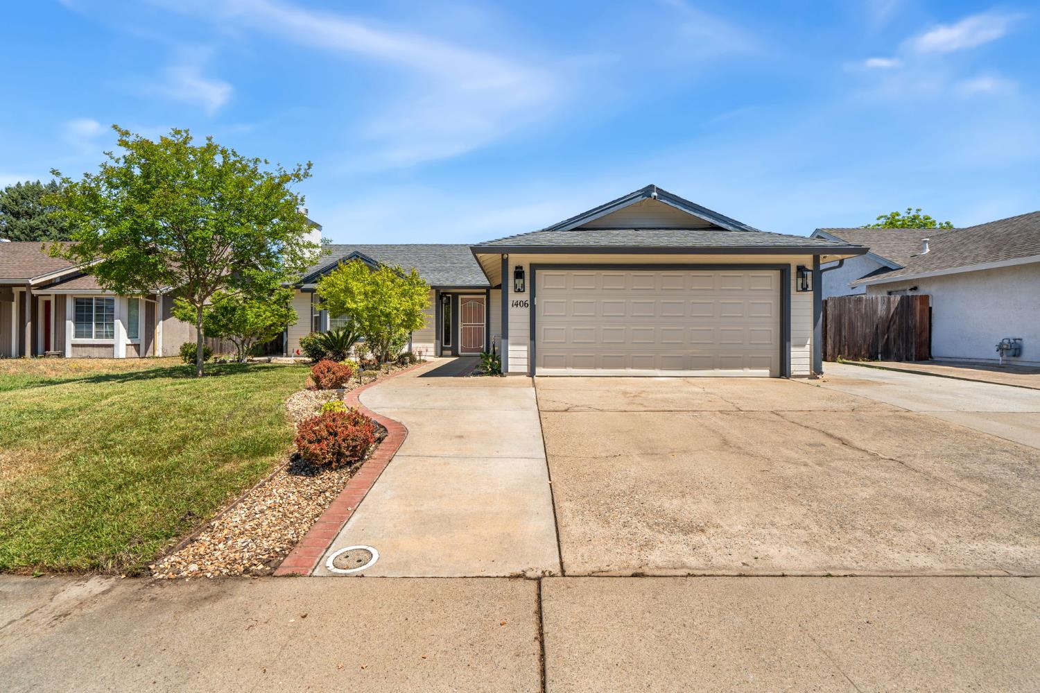 Detail Gallery Image 1 of 26 For 1406 Santa Fe Cir, Roseville,  CA 95678 - 4 Beds | 2 Baths