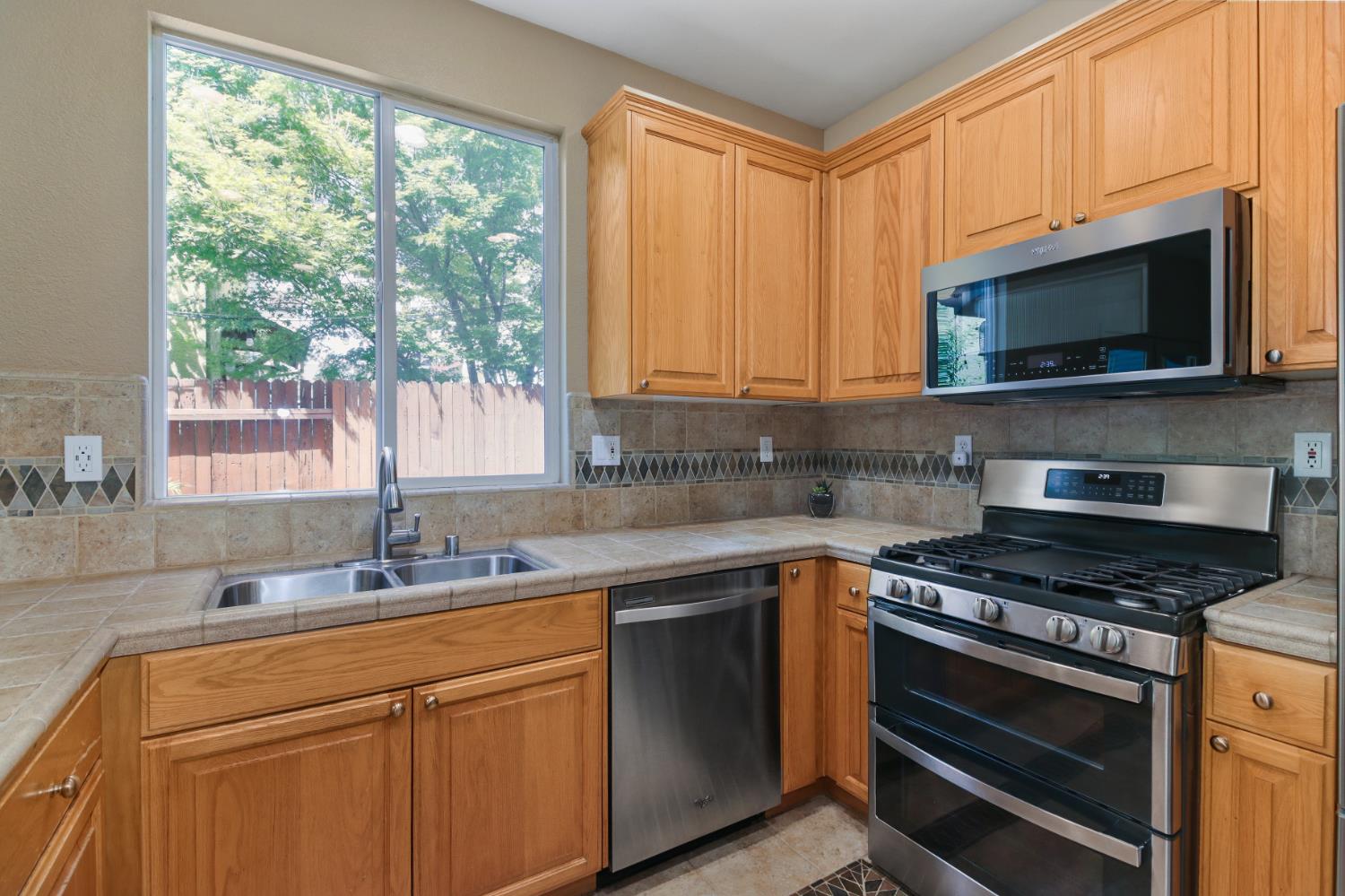 Detail Gallery Image 15 of 48 For 388 Metro Ln, West Sacramento,  CA 95605 - 3 Beds | 2/1 Baths