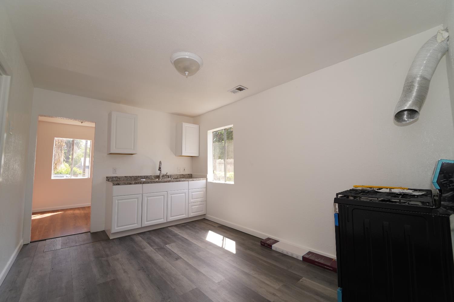 Detail Gallery Image 5 of 13 For 608 Myrtle Ave, West Sacramento,  CA 95605 - 3 Beds | 1/1 Baths