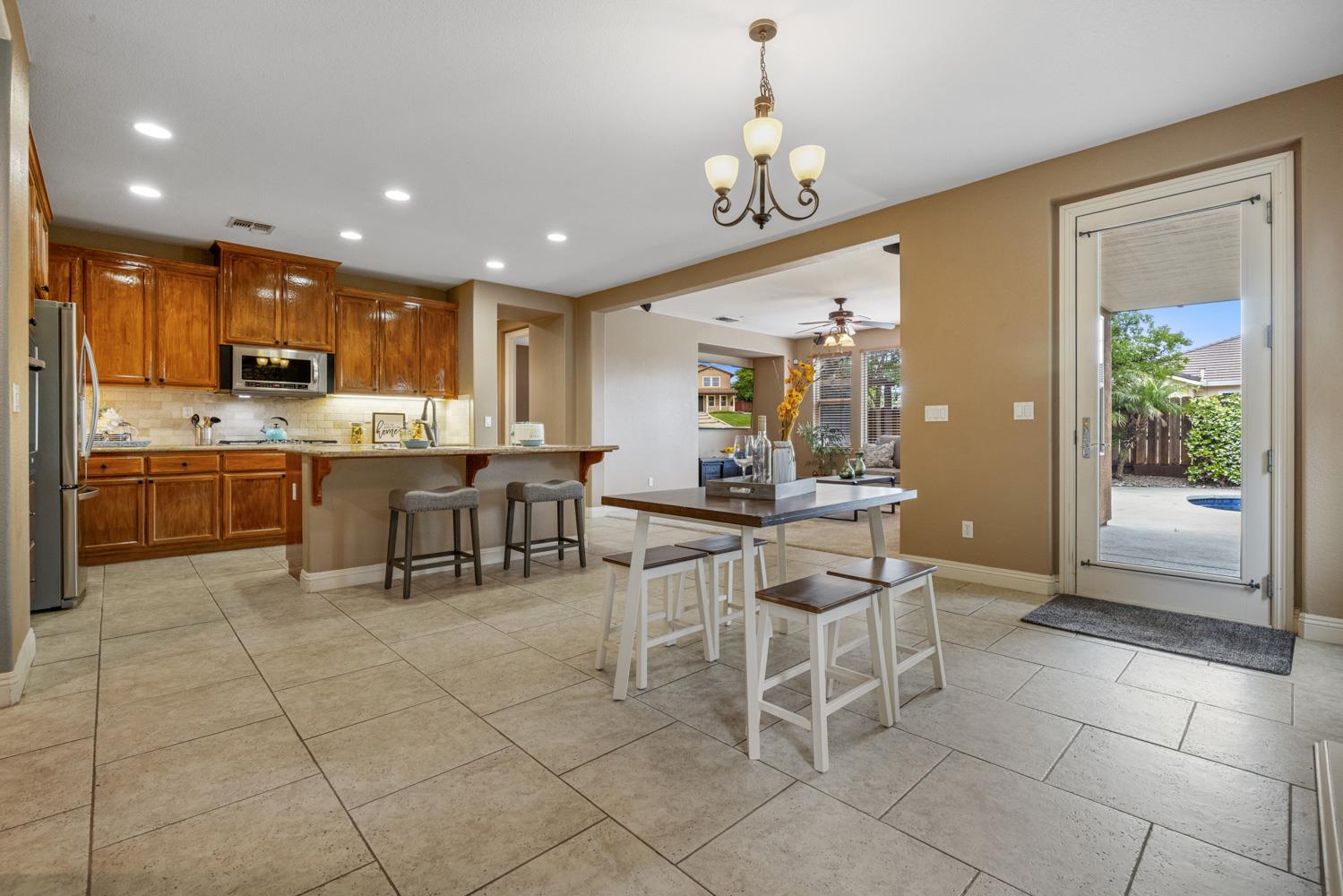 Detail Gallery Image 14 of 76 For 1734 Bandoni Ln, Manteca,  CA 95337 - 4 Beds | 3/1 Baths