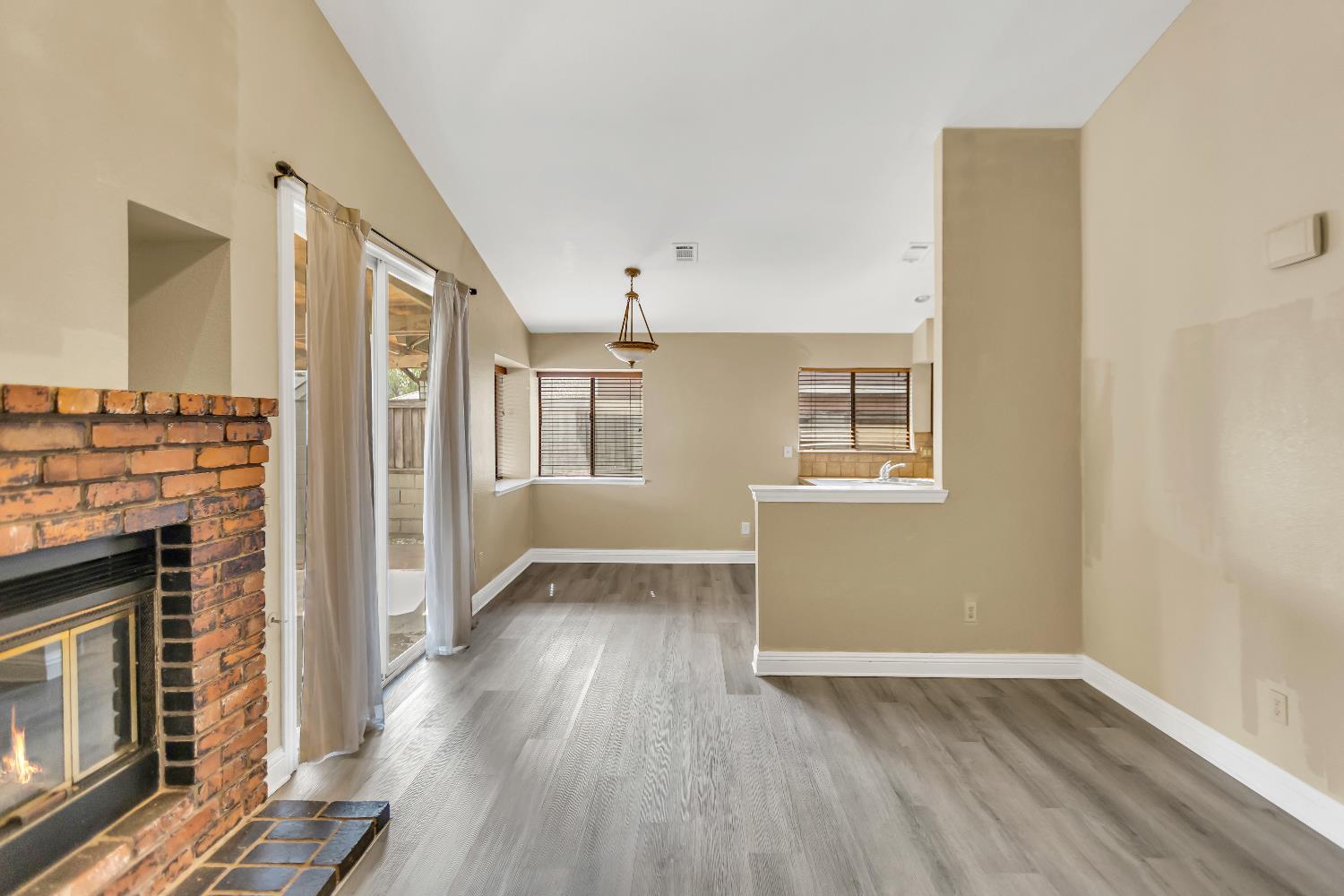 Detail Gallery Image 5 of 38 For 8401 Sunblaze Way, Sacramento,  CA 95823 - 3 Beds | 2 Baths