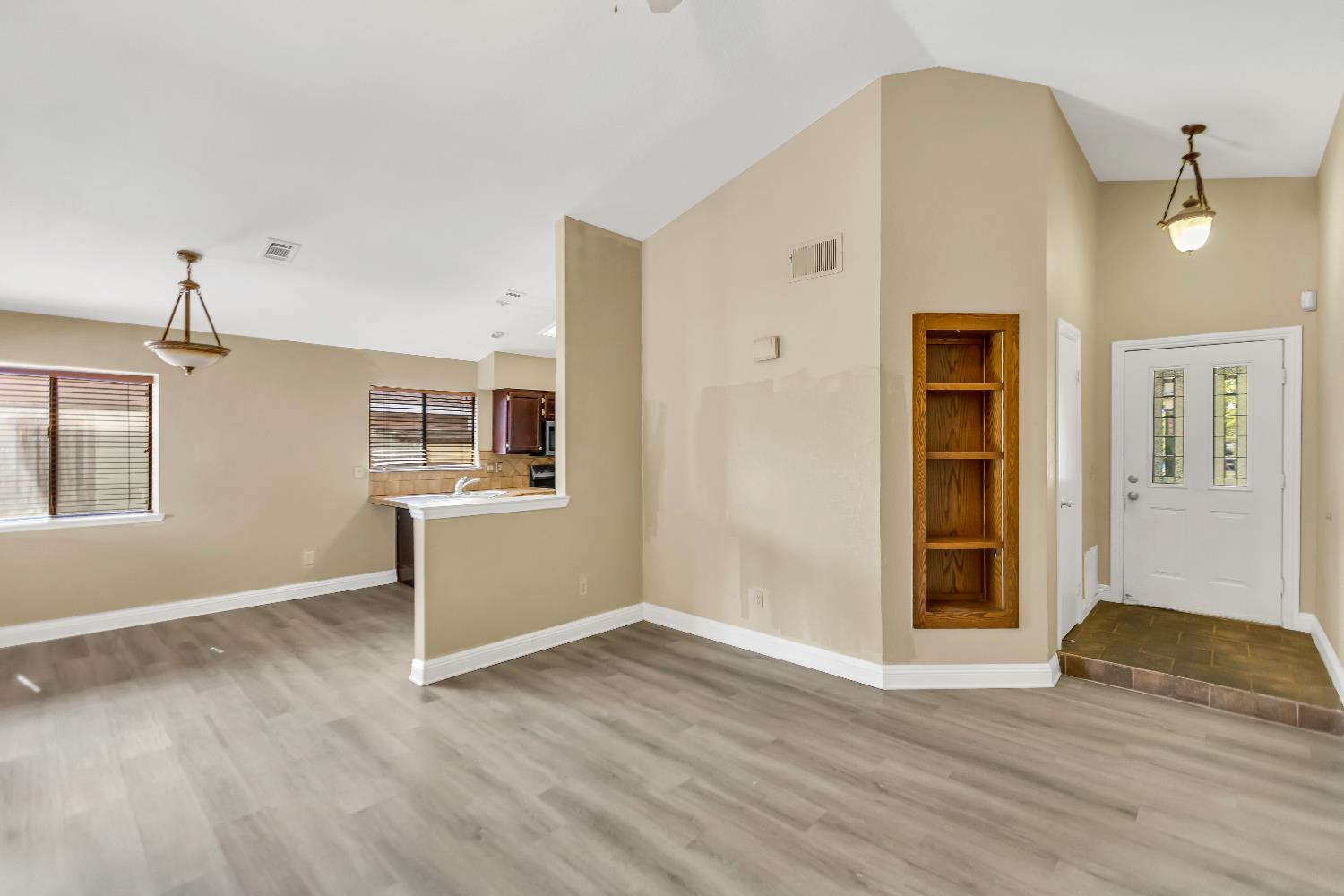 Detail Gallery Image 4 of 38 For 8401 Sunblaze Way, Sacramento,  CA 95823 - 3 Beds | 2 Baths
