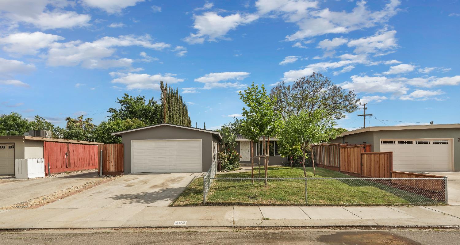 Detail Gallery Image 2 of 25 For 252 W 20th St, Tracy,  CA 95376 - 3 Beds | 2 Baths
