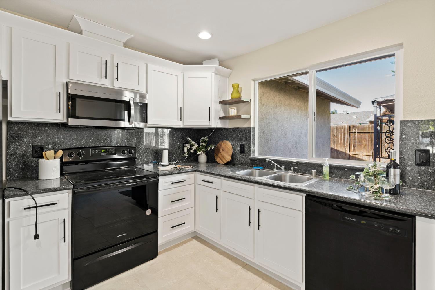 Detail Gallery Image 8 of 18 For 2911 Baronet Way, Sacramento,  CA 95833 - 3 Beds | 2 Baths