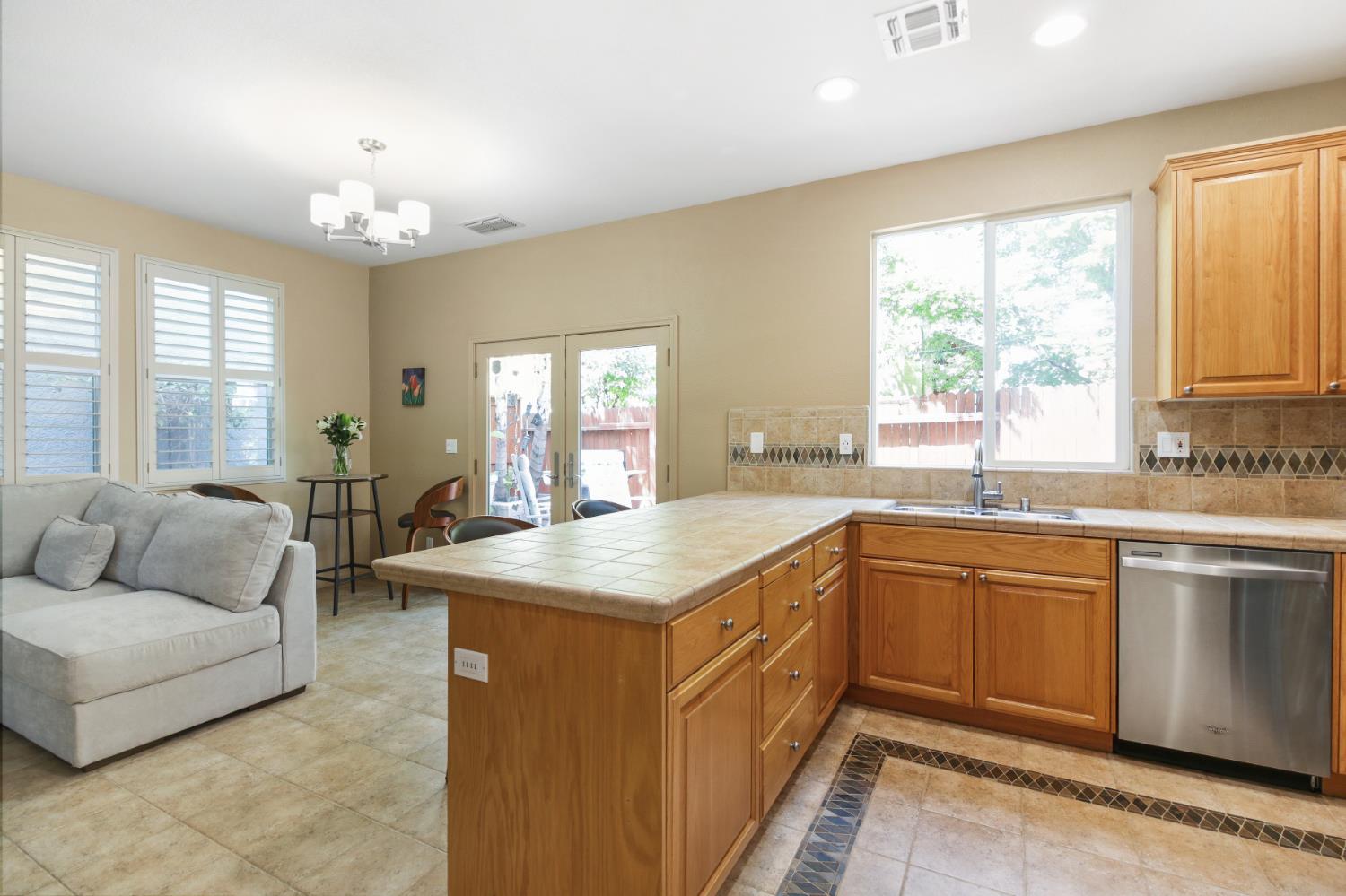 Detail Gallery Image 11 of 48 For 388 Metro Ln, West Sacramento,  CA 95605 - 3 Beds | 2/1 Baths