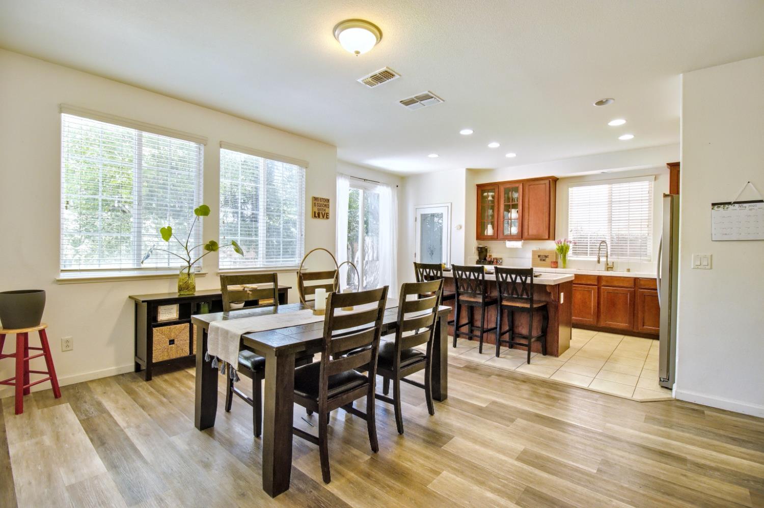 Detail Gallery Image 6 of 23 For 10849 Iris Bloom Dr, Stockton,  CA 95209 - 5 Beds | 3 Baths