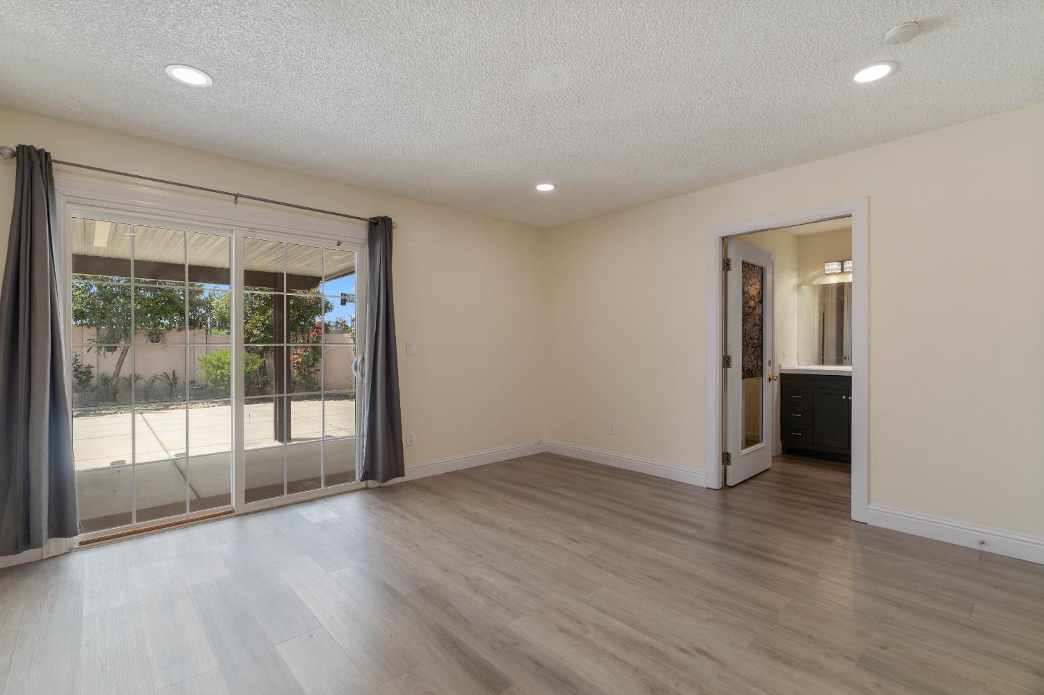 Detail Gallery Image 14 of 34 For 8200 Cottonfield Way, Sacramento,  CA 95828 - 3 Beds | 2 Baths