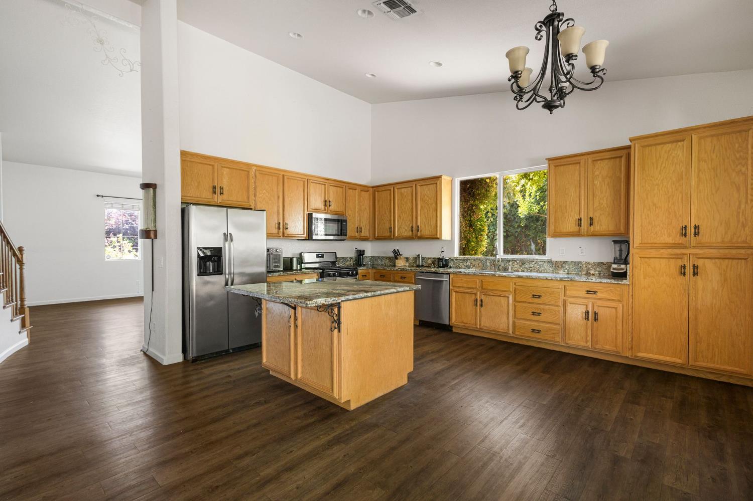 Detail Gallery Image 11 of 51 For 1637 Dreamy Way, Sacramento,  CA 95835 - 3 Beds | 3 Baths