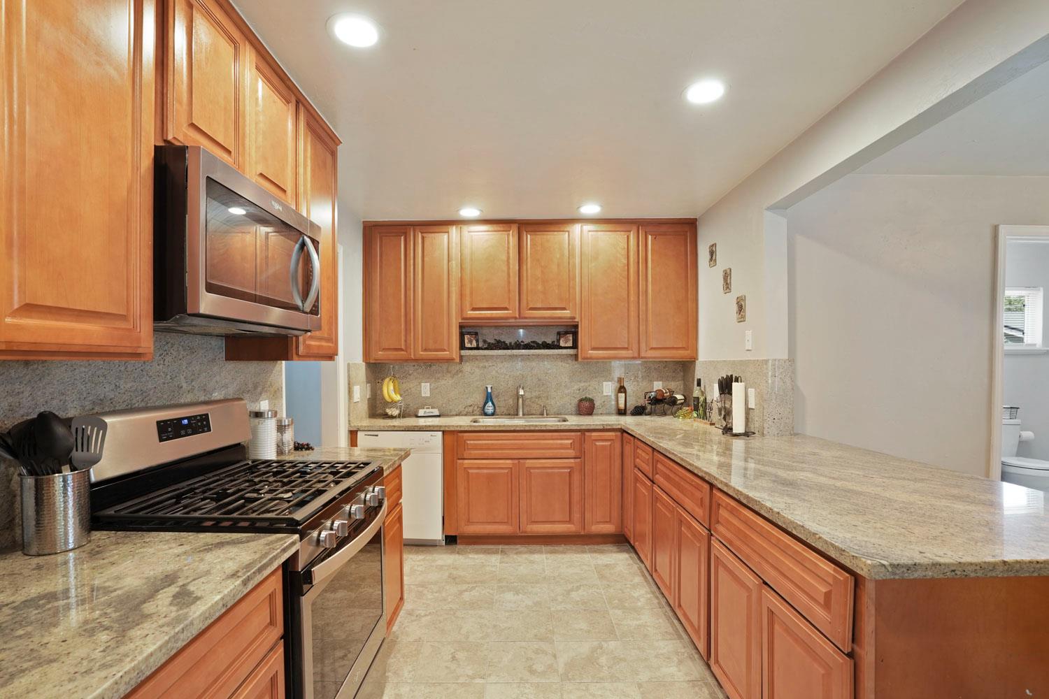 Detail Gallery Image 11 of 34 For 217 E Mayfair Ave, Stockton,  CA 95207 - 3 Beds | 2 Baths