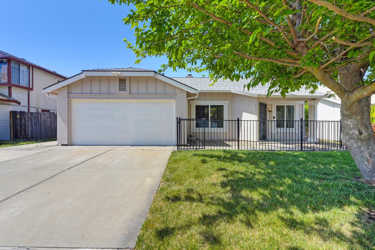 Detail Gallery Image 1 of 28 For 4123 Sea Meadow Way, Sacramento,  CA 95823 - 3 Beds | 2 Baths