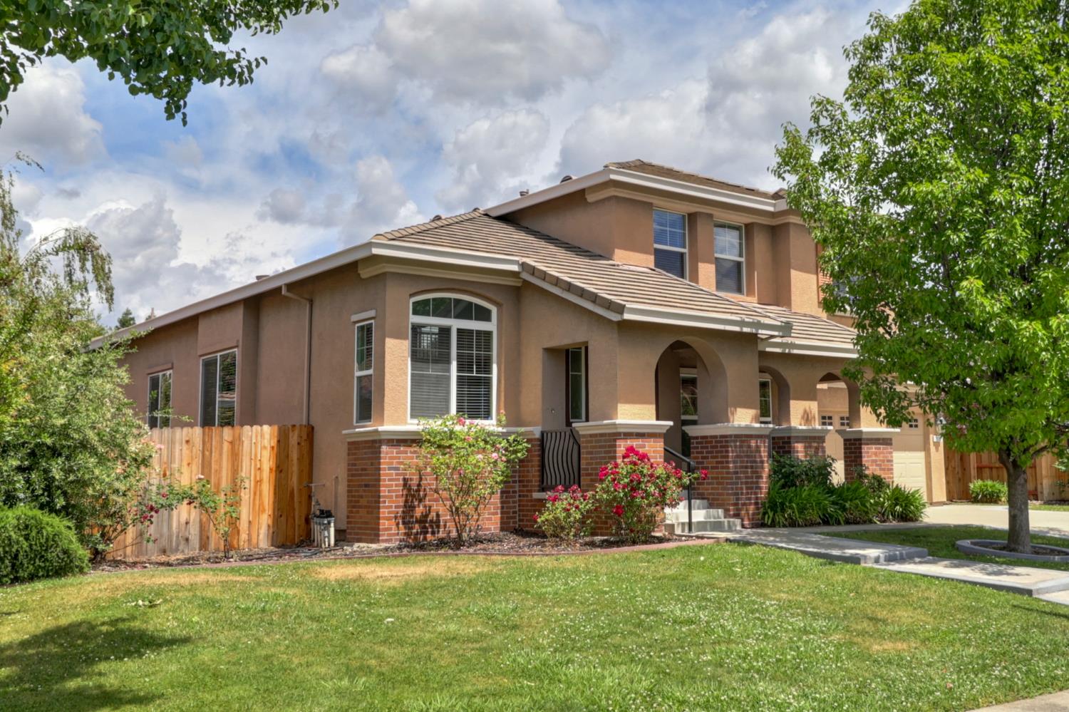 Detail Gallery Image 1 of 67 For 2039 Petruchio Way, Roseville,  CA 95661 - 4 Beds | 3 Baths