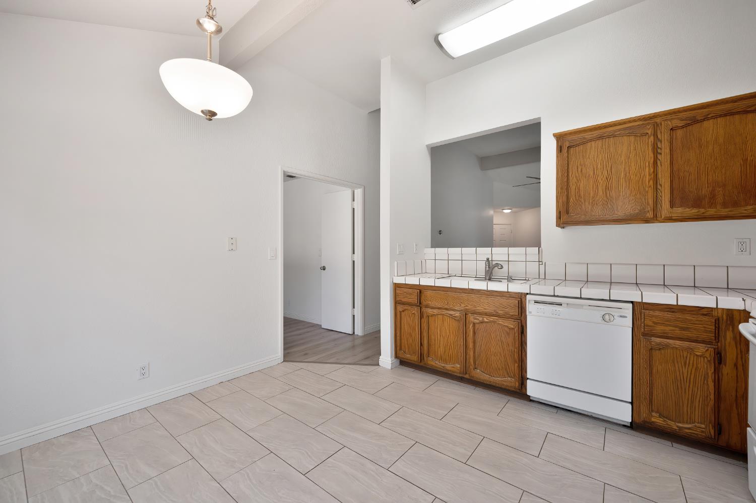 Detail Gallery Image 12 of 28 For 4123 Sea Meadow Way, Sacramento,  CA 95823 - 3 Beds | 2 Baths