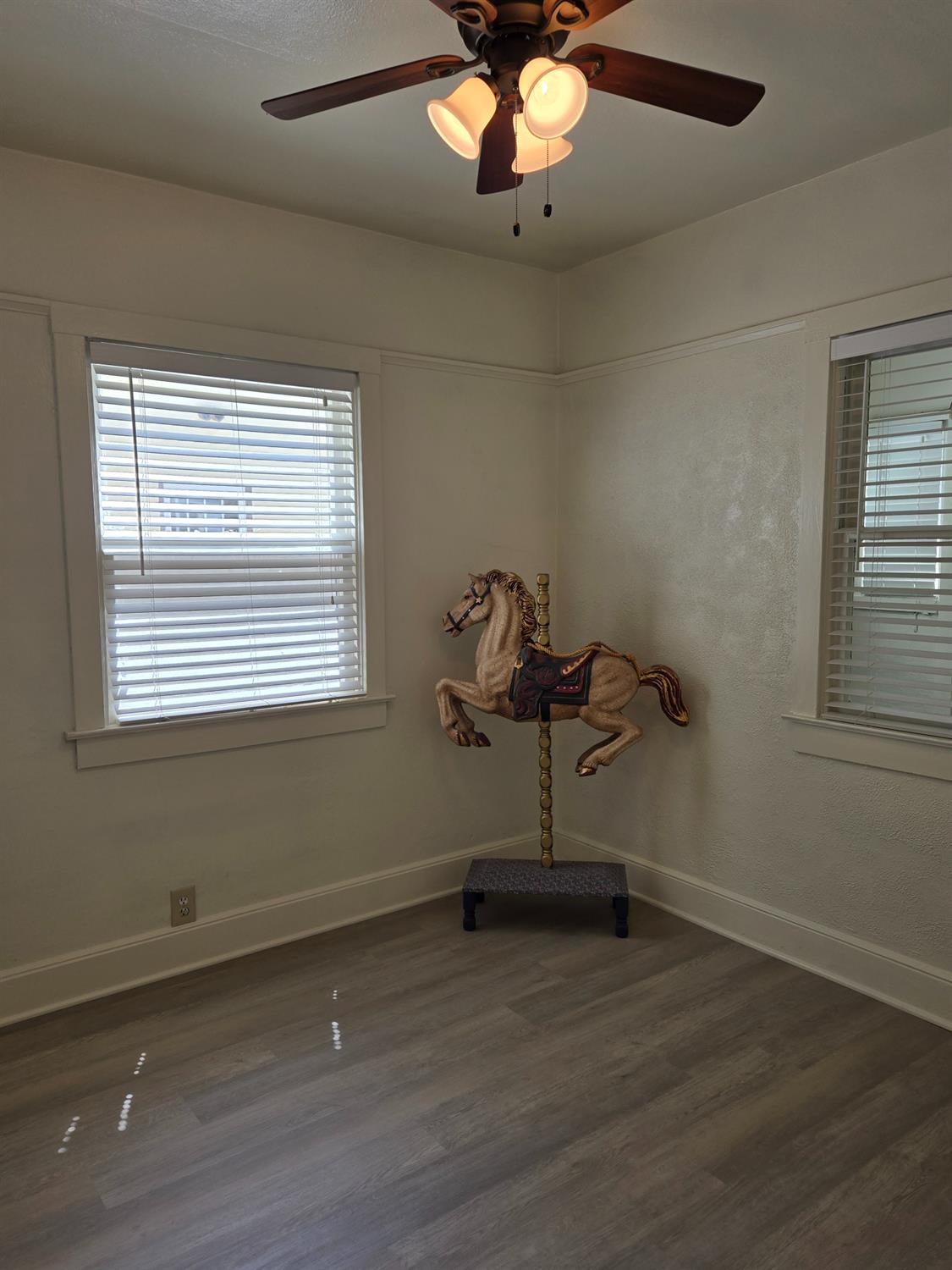 Detail Gallery Image 5 of 14 For 1832 Larkin Way, Sacramento,  CA 95818 - 2 Beds | 1 Baths