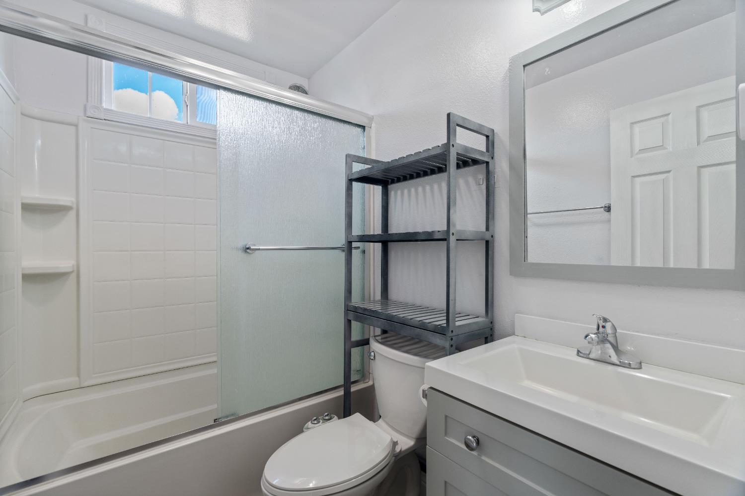 Detail Gallery Image 8 of 34 For 8200 Cottonfield Way, Sacramento,  CA 95828 - 3 Beds | 2 Baths