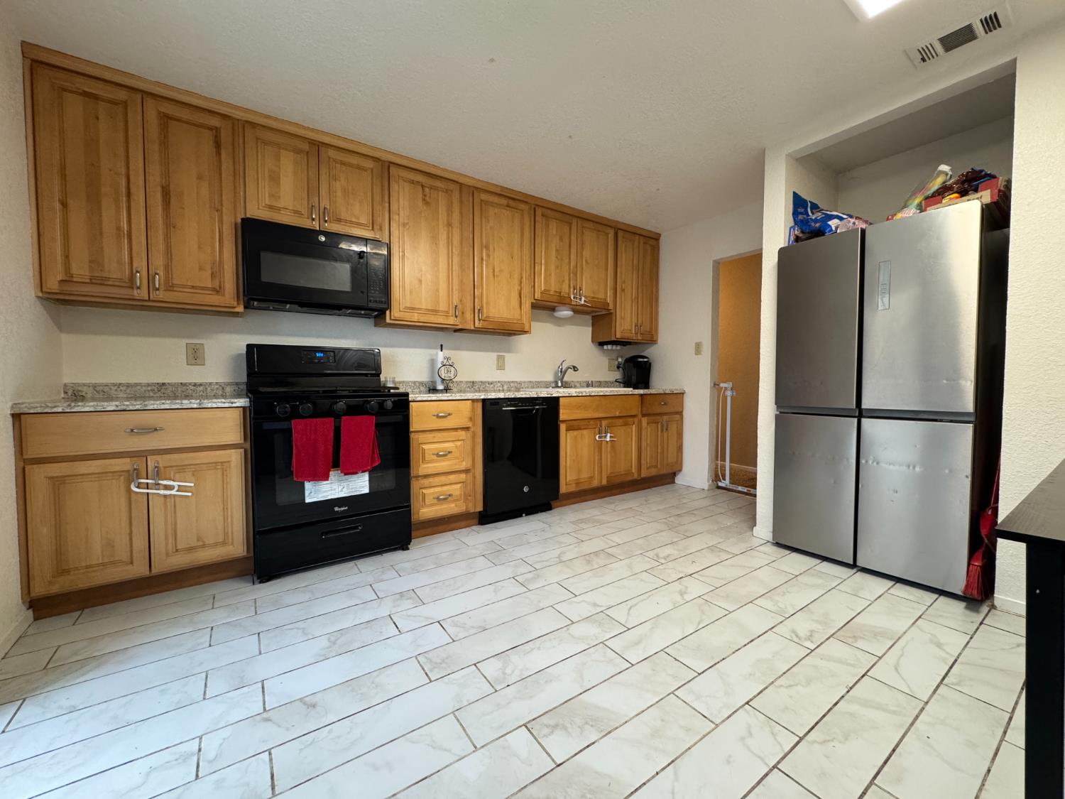 Detail Gallery Image 2 of 27 For 2131 S Sacramento St, Stockton,  CA 95206 - 3 Beds | 1/1 Baths