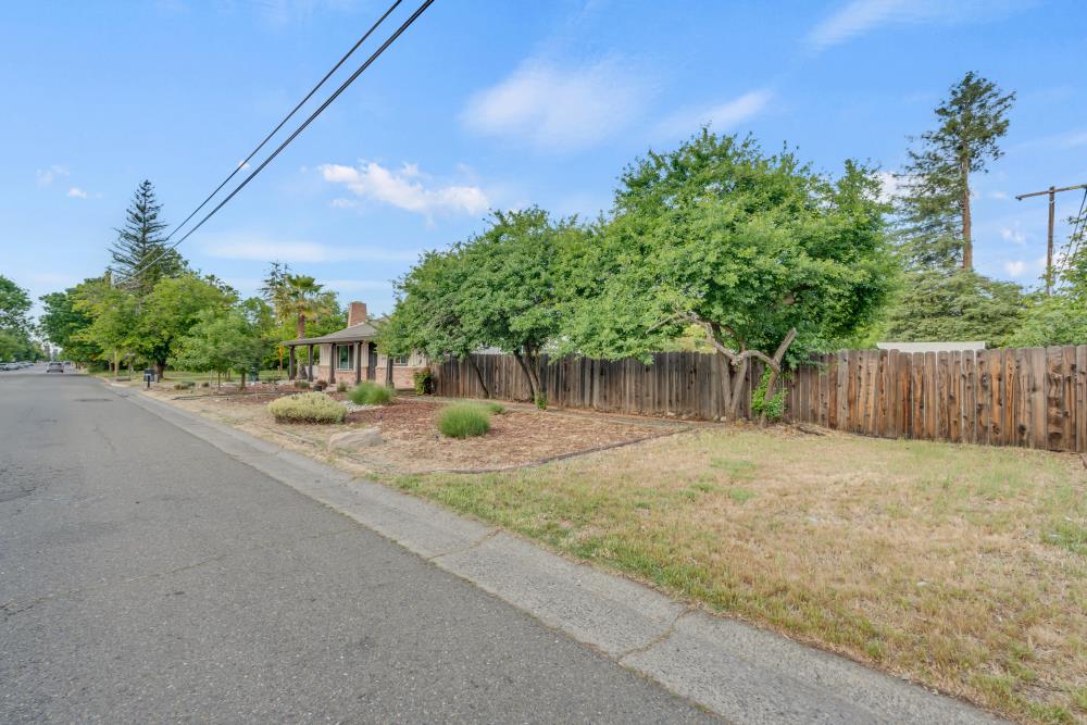 Detail Gallery Image 7 of 56 For 3000 Mission Ave, Carmichael,  CA 95608 - 3 Beds | 2 Baths