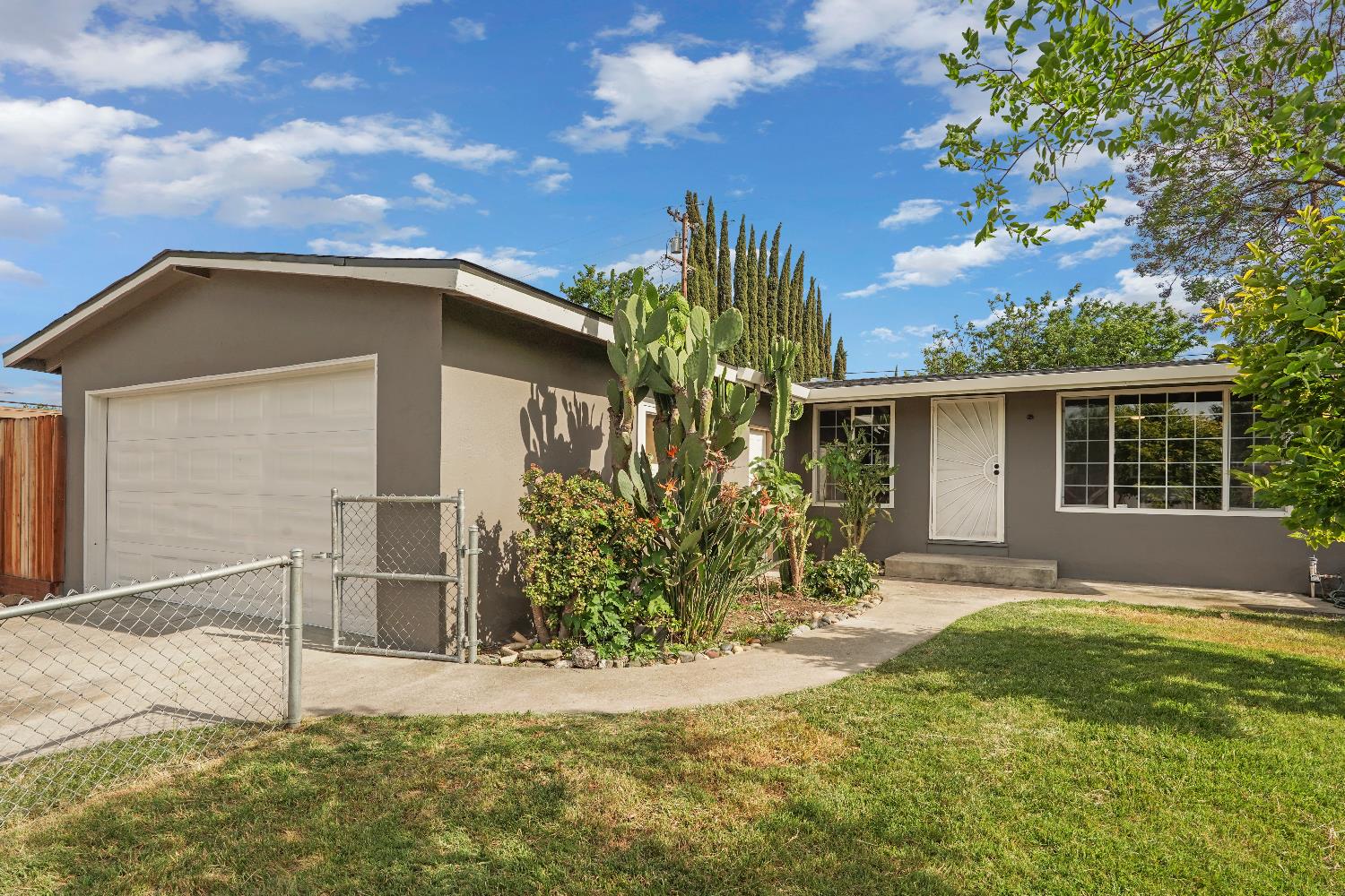 Detail Gallery Image 3 of 25 For 252 W 20th St, Tracy,  CA 95376 - 3 Beds | 2 Baths