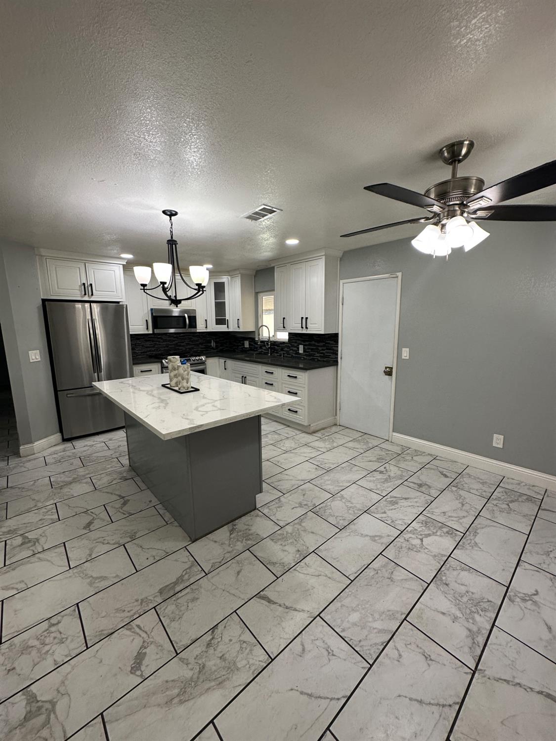 Detail Gallery Image 5 of 13 For 1804 Carver Rd, Modesto,  CA 95350 - 3 Beds | 2 Baths