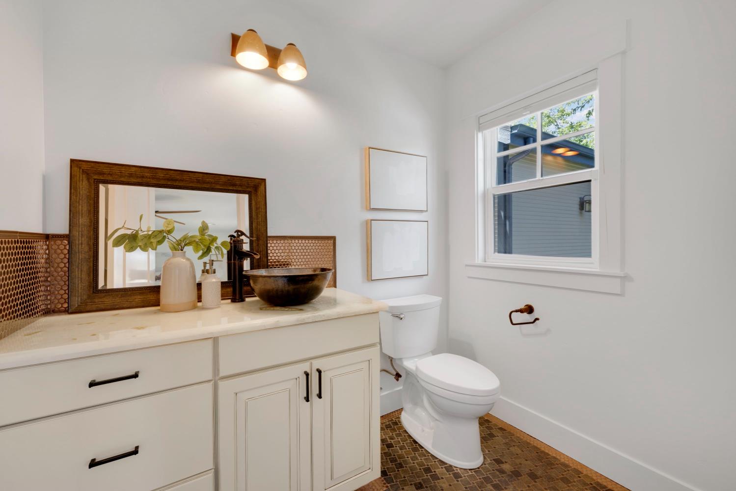 Detail Gallery Image 11 of 31 For 862 38th St, Sacramento,  CA 95816 - 3 Beds | 2/1 Baths