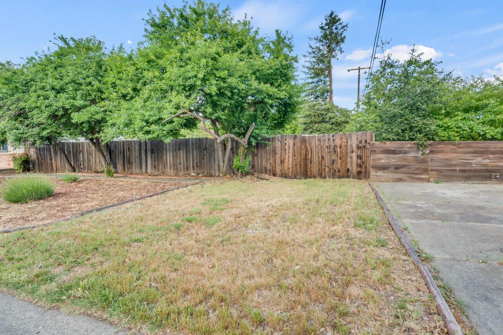 Detail Gallery Image 8 of 56 For 3000 Mission Ave, Carmichael,  CA 95608 - 3 Beds | 2 Baths