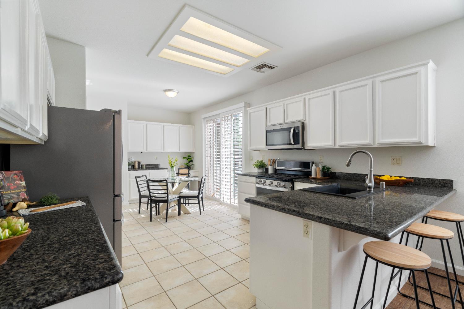 Detail Gallery Image 19 of 52 For 9615 Red Current Way, Elk Grove,  CA 95757 - 4 Beds | 3 Baths