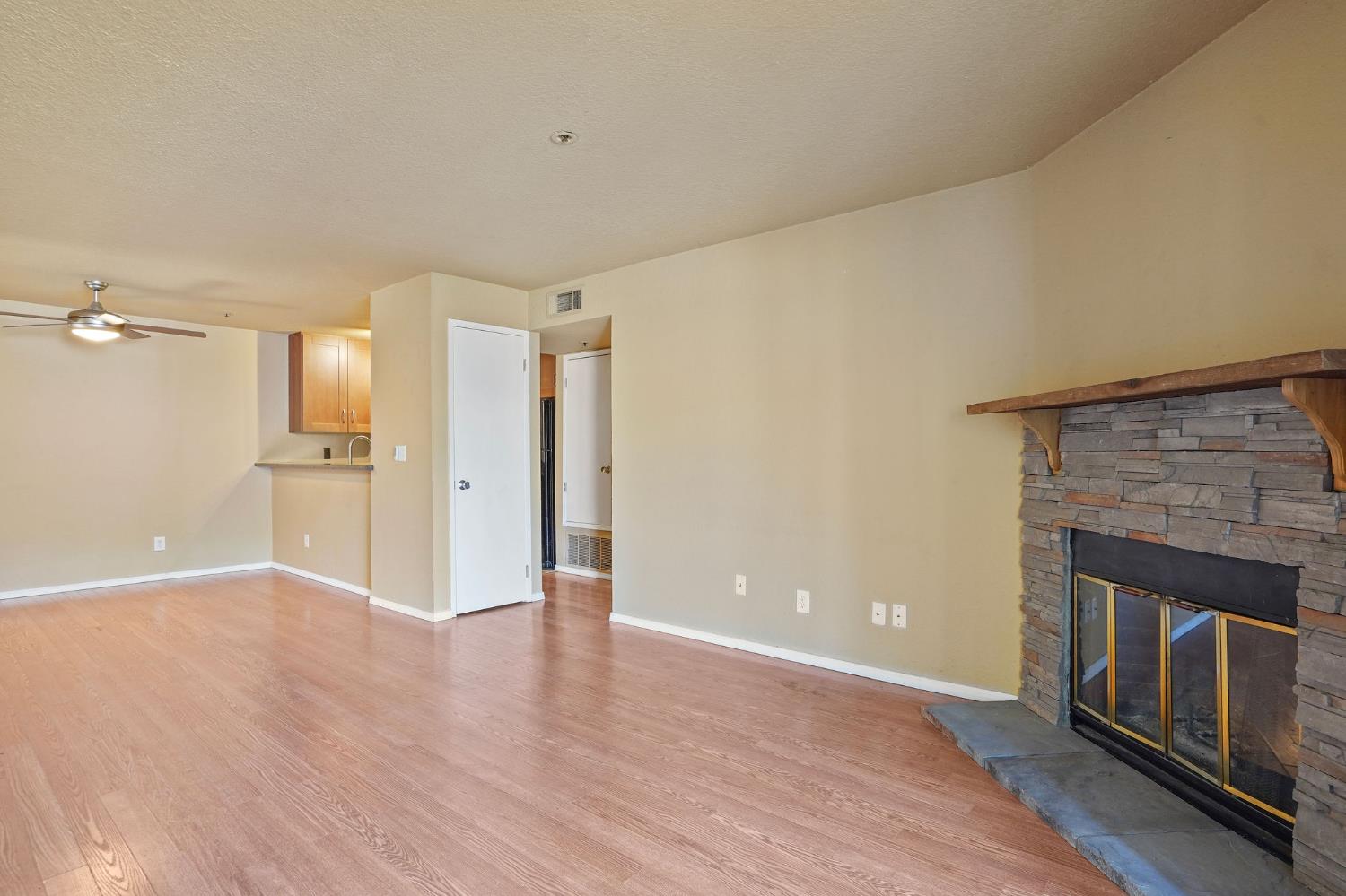 Photo #4: 225063019 Listing: Photo #4