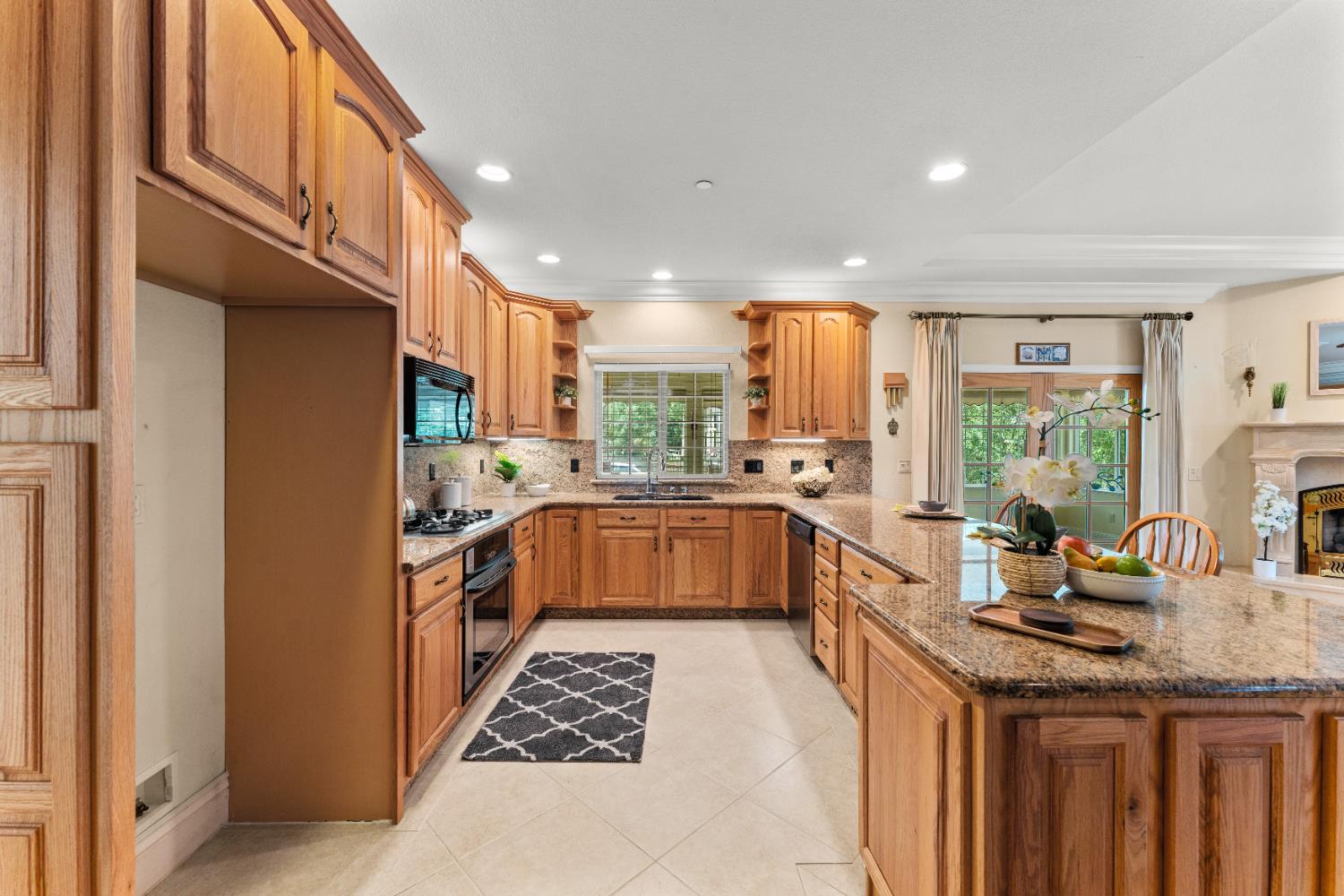 Detail Gallery Image 9 of 32 For 6604 Challis Ct, Citrus Heights,  CA 95610 - 3 Beds | 3 Baths