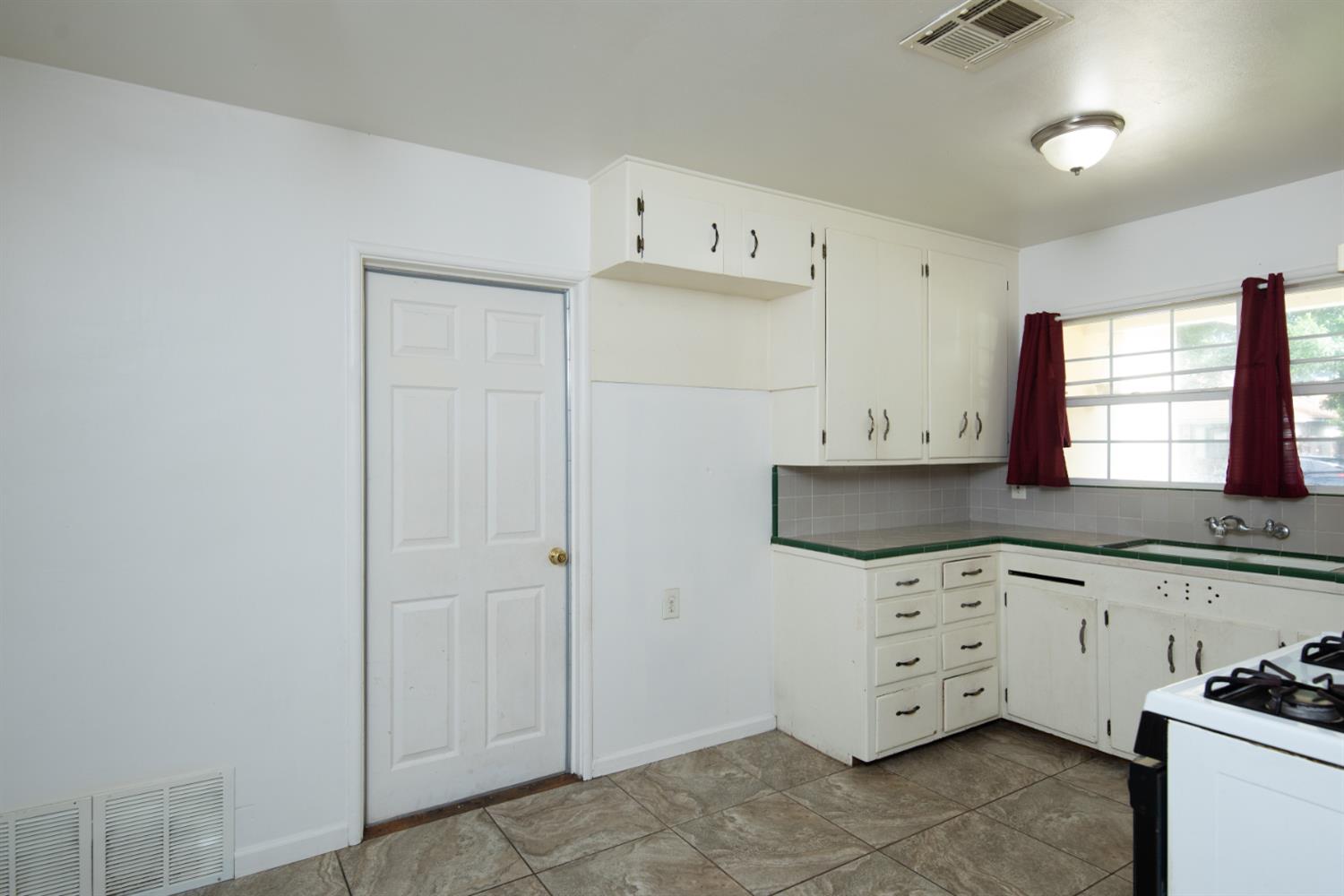 Detail Gallery Image 11 of 24 For 913 Norwegian Ave, Modesto,  CA 95350 - 3 Beds | 1 Baths