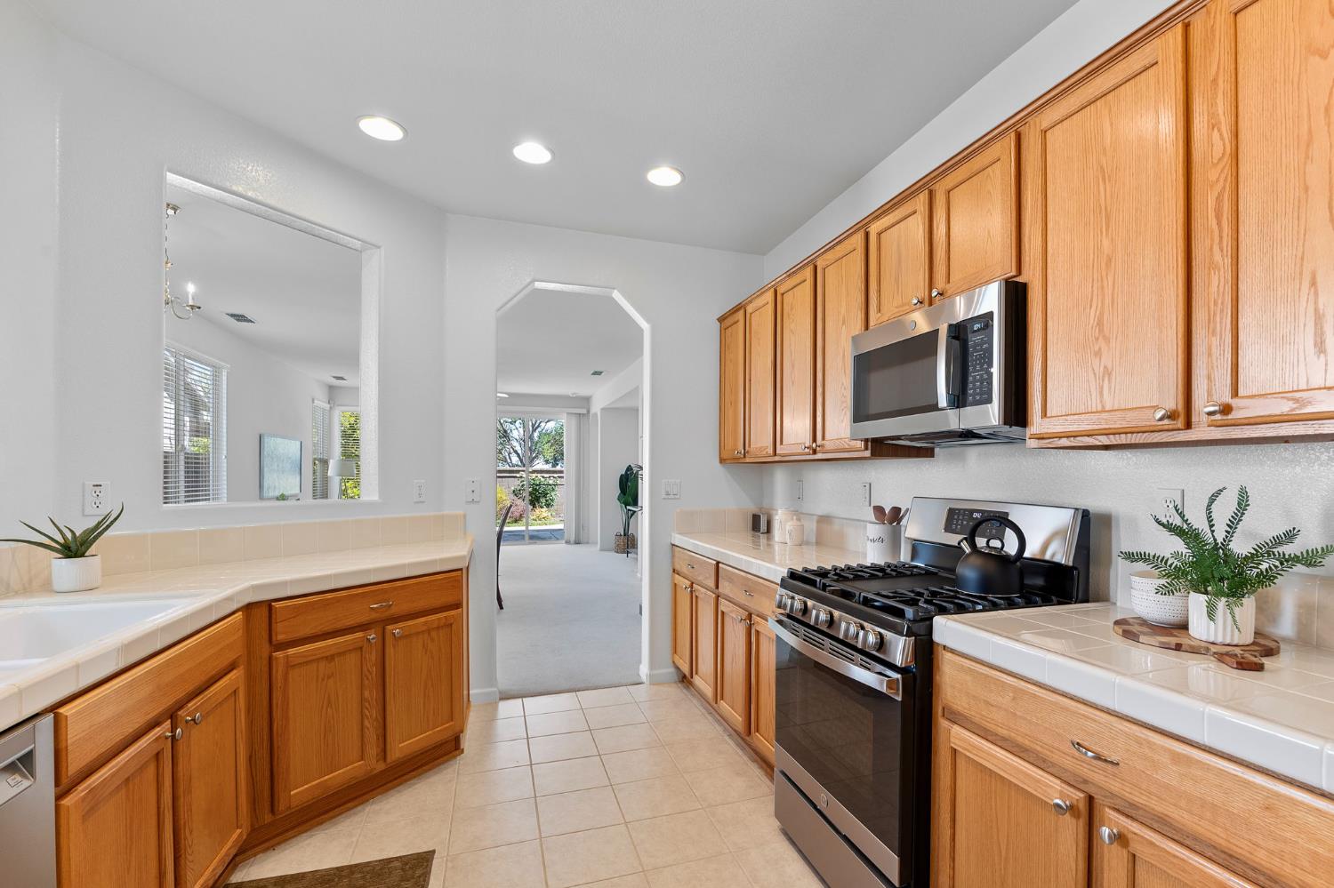 Detail Gallery Image 13 of 66 For 2339 Ryedale Ln, Sacramento,  CA 95835 - 2 Beds | 2 Baths