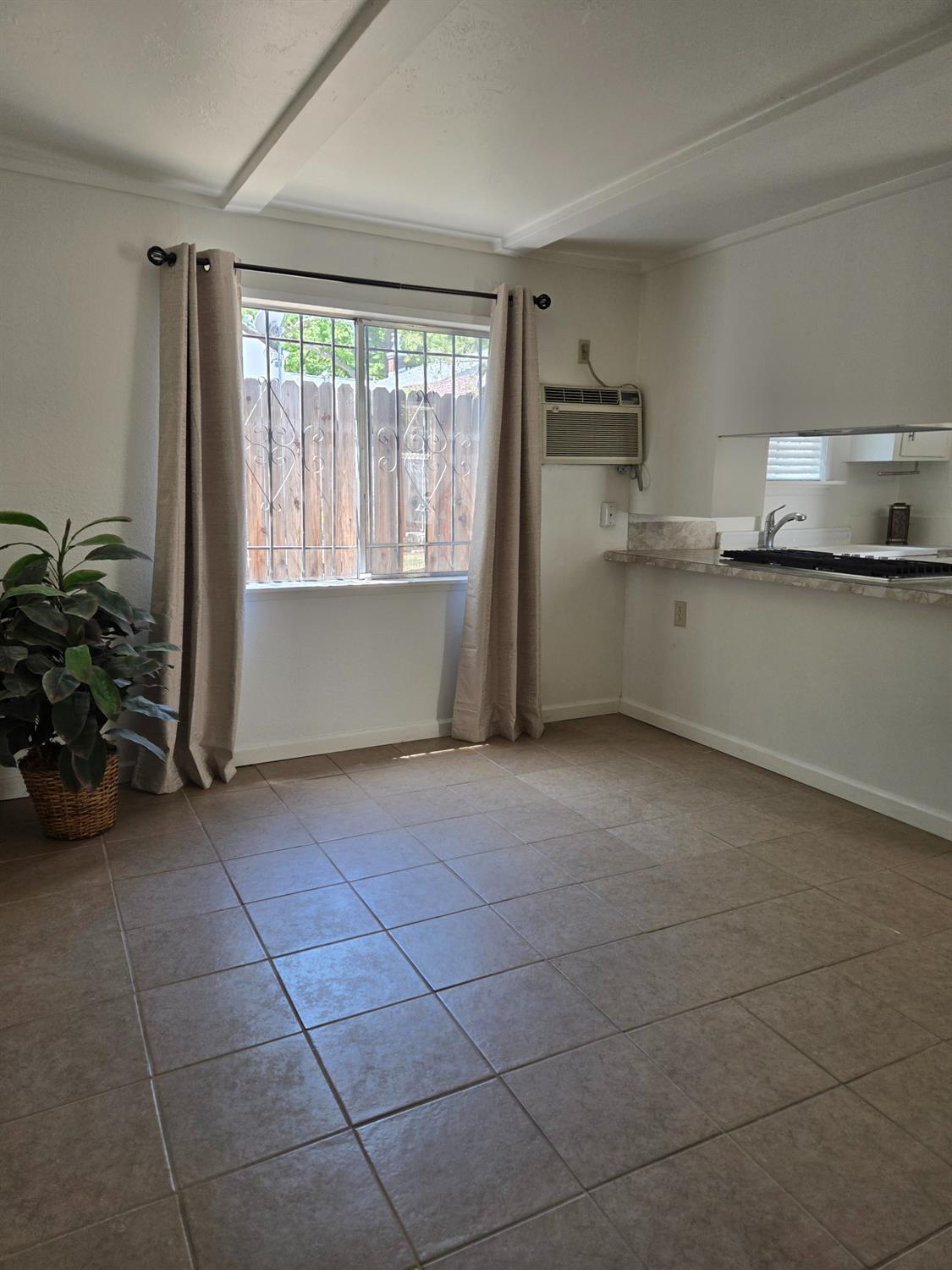 Detail Gallery Image 11 of 14 For 1832 Larkin Way, Sacramento,  CA 95818 - 2 Beds | 1 Baths