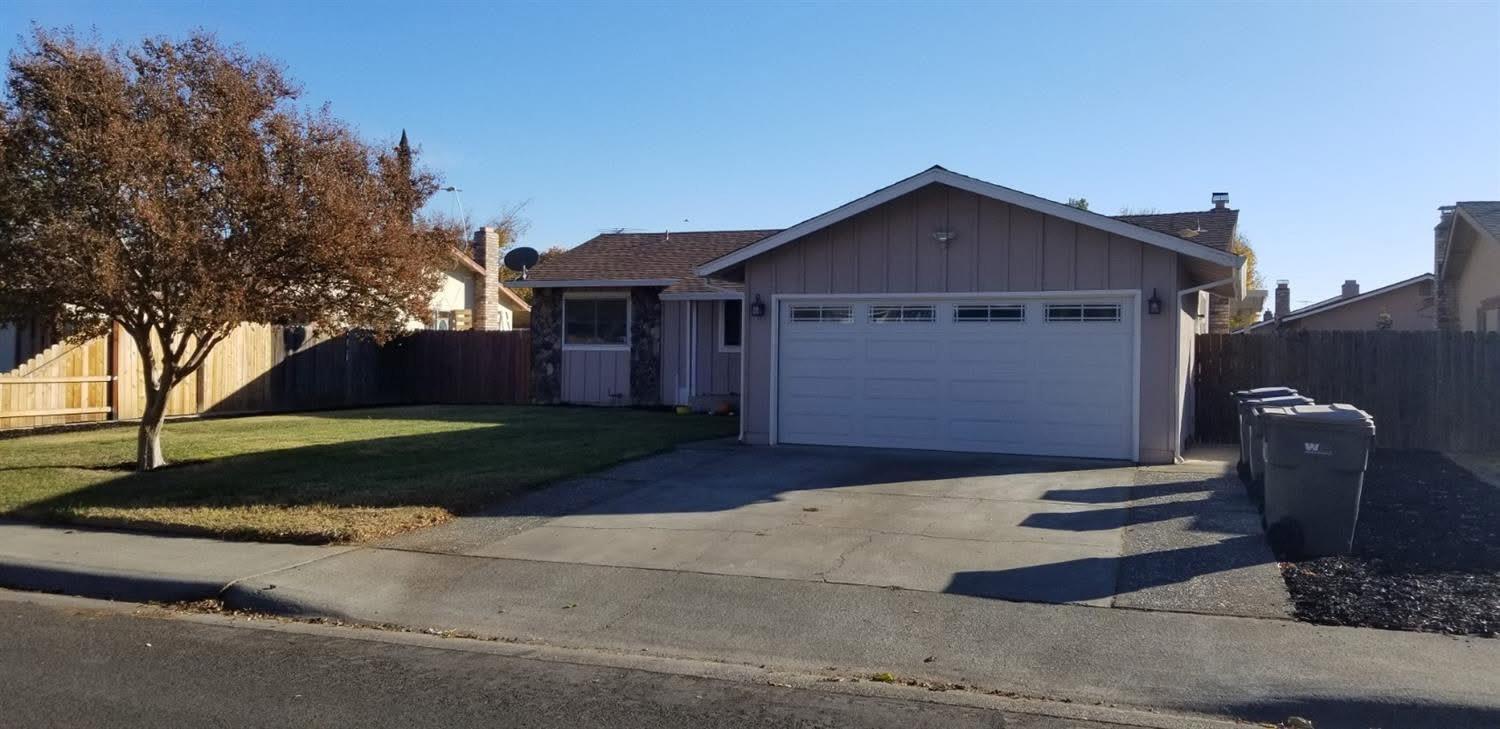 Detail Gallery Image 1 of 14 For 220 Hacienda, Woodland,  CA 95695 - 3 Beds | 2 Baths